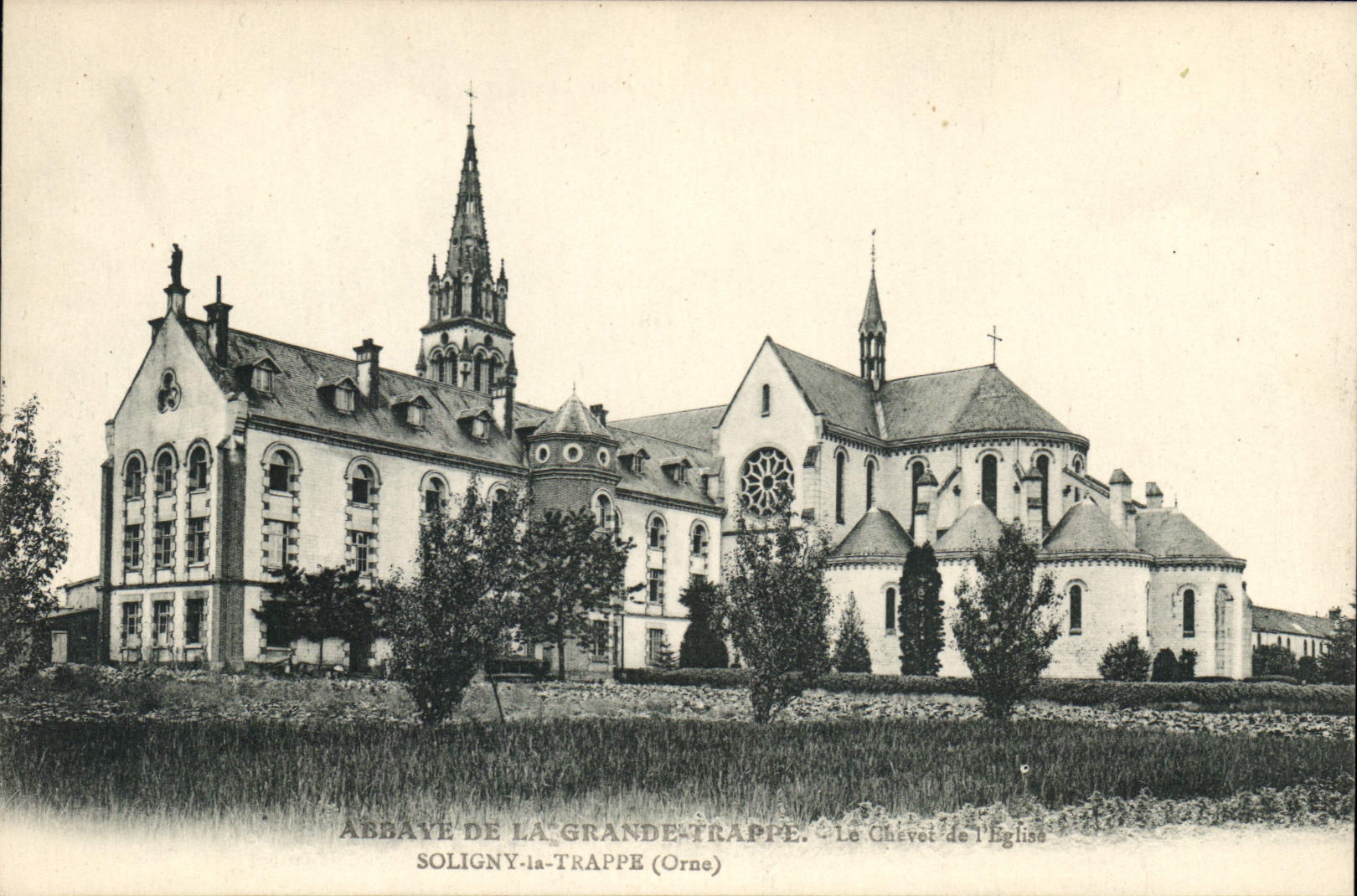 CPA Abbaye de La Grande Trappe Le Chavel de l'Eglise Soligny la Trappe Orne 