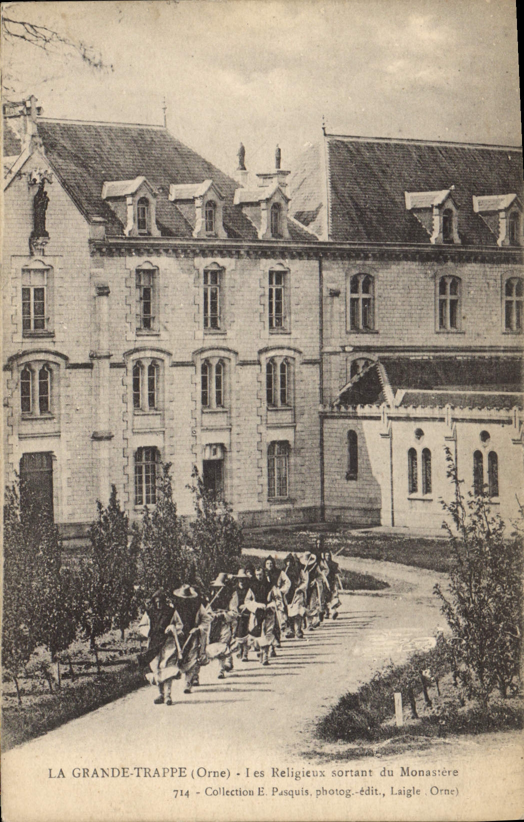CPA La Grande Trappe Orne Les Religieux sortant du Monastere