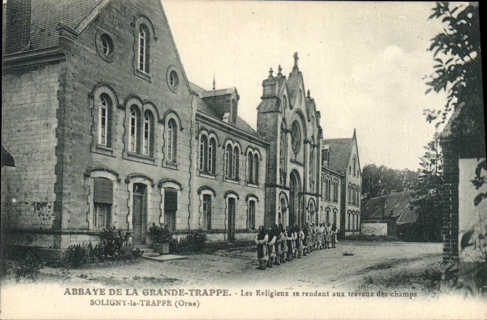 CPA Abbaye de La Grande Trappe Soligny la Trappe Orne Les Religieux se rendant aux traveaux des cham