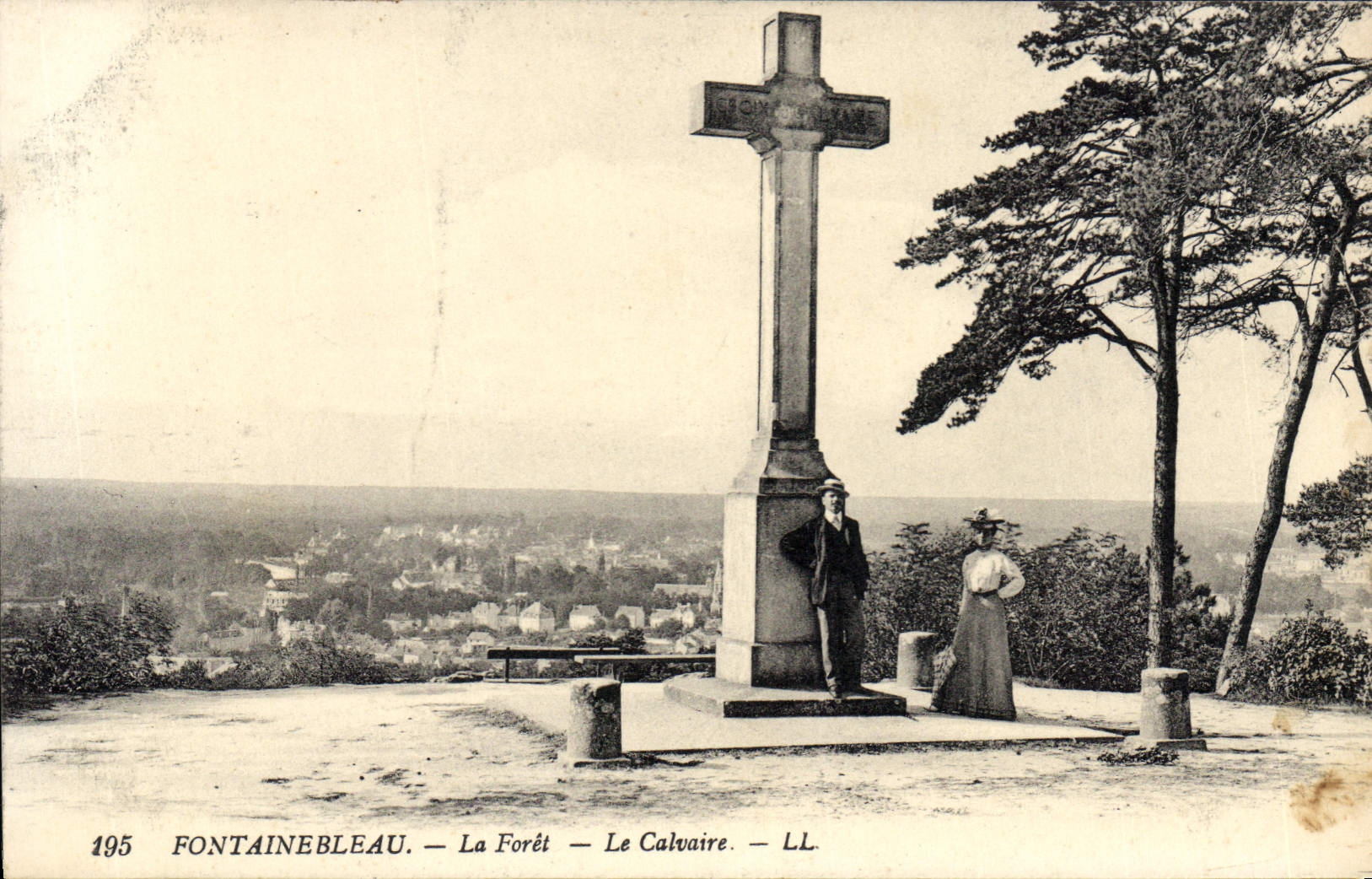 CPA Fontainebleau La Foret Le Calvaire 