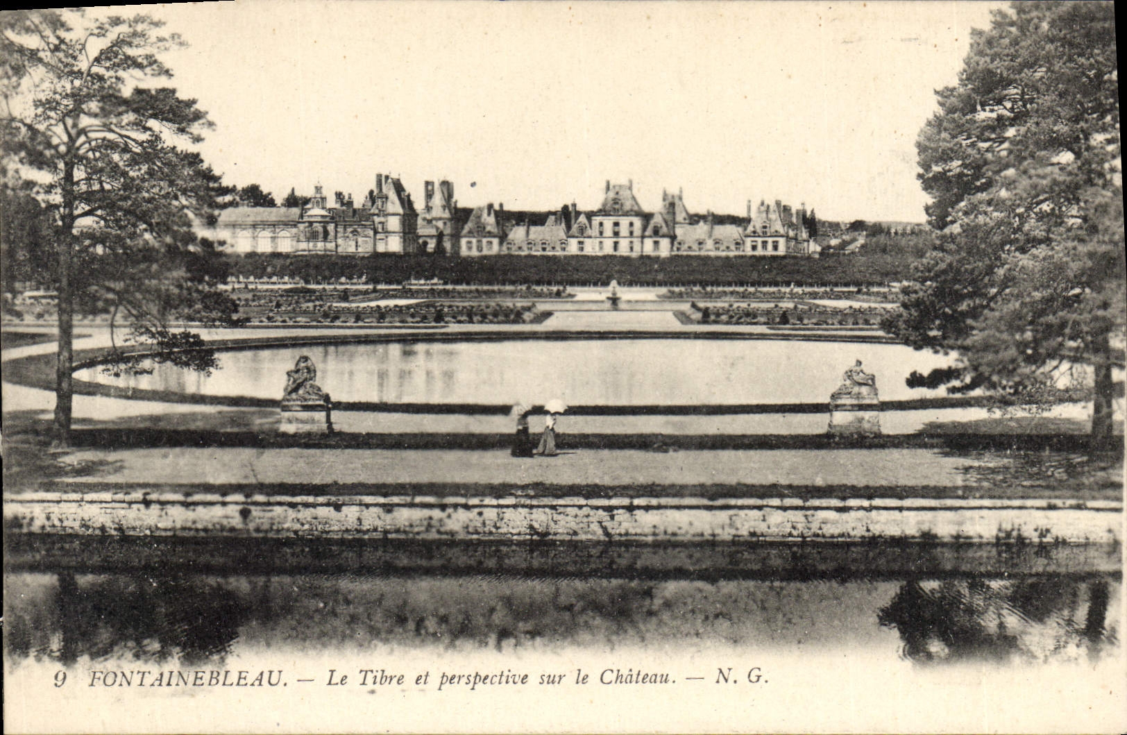 CPA Fontainebleau Le Tibre et perspective sur le Chateau