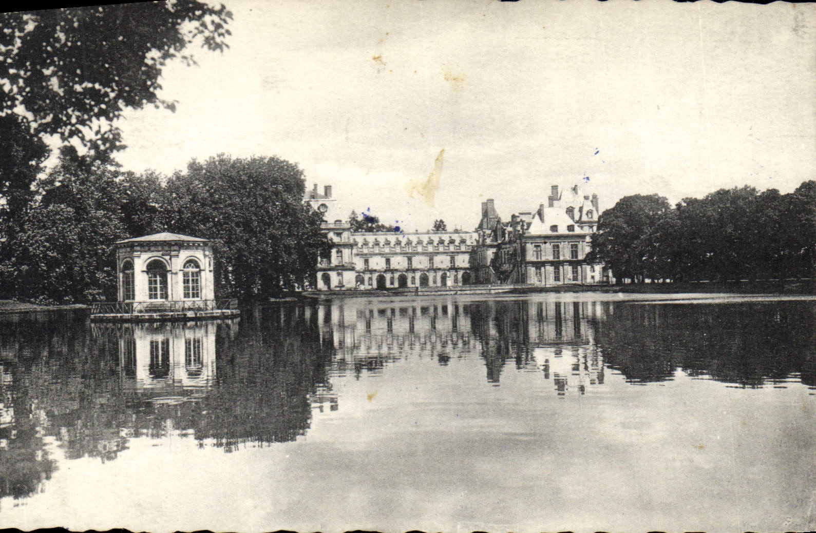 CPA Fontainebleau Le Chateau l'Etang aux Carpes et Pavillon de l'Empereur