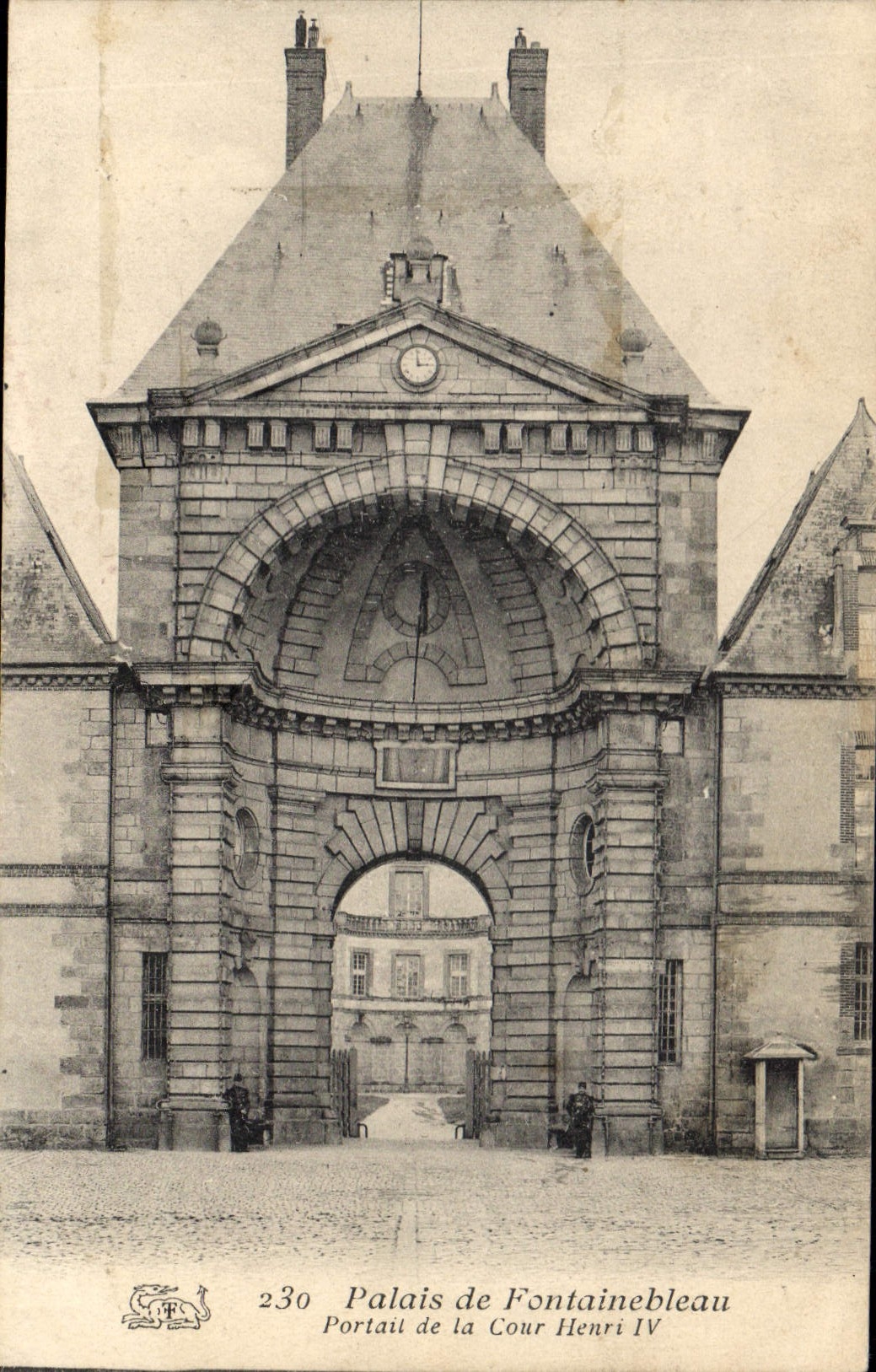 CPA Palais de Fontainebleau Portail de la Cour Henri IV 