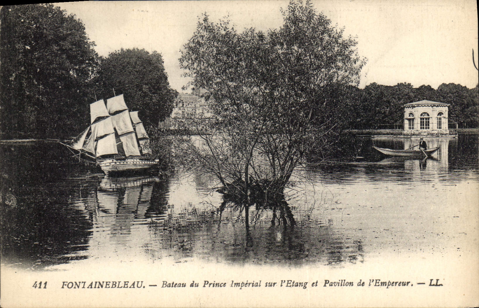 CPA Fontainebleau Bateau du Prince Imperial sur l'Etang et Pavillon de l'Empereur  