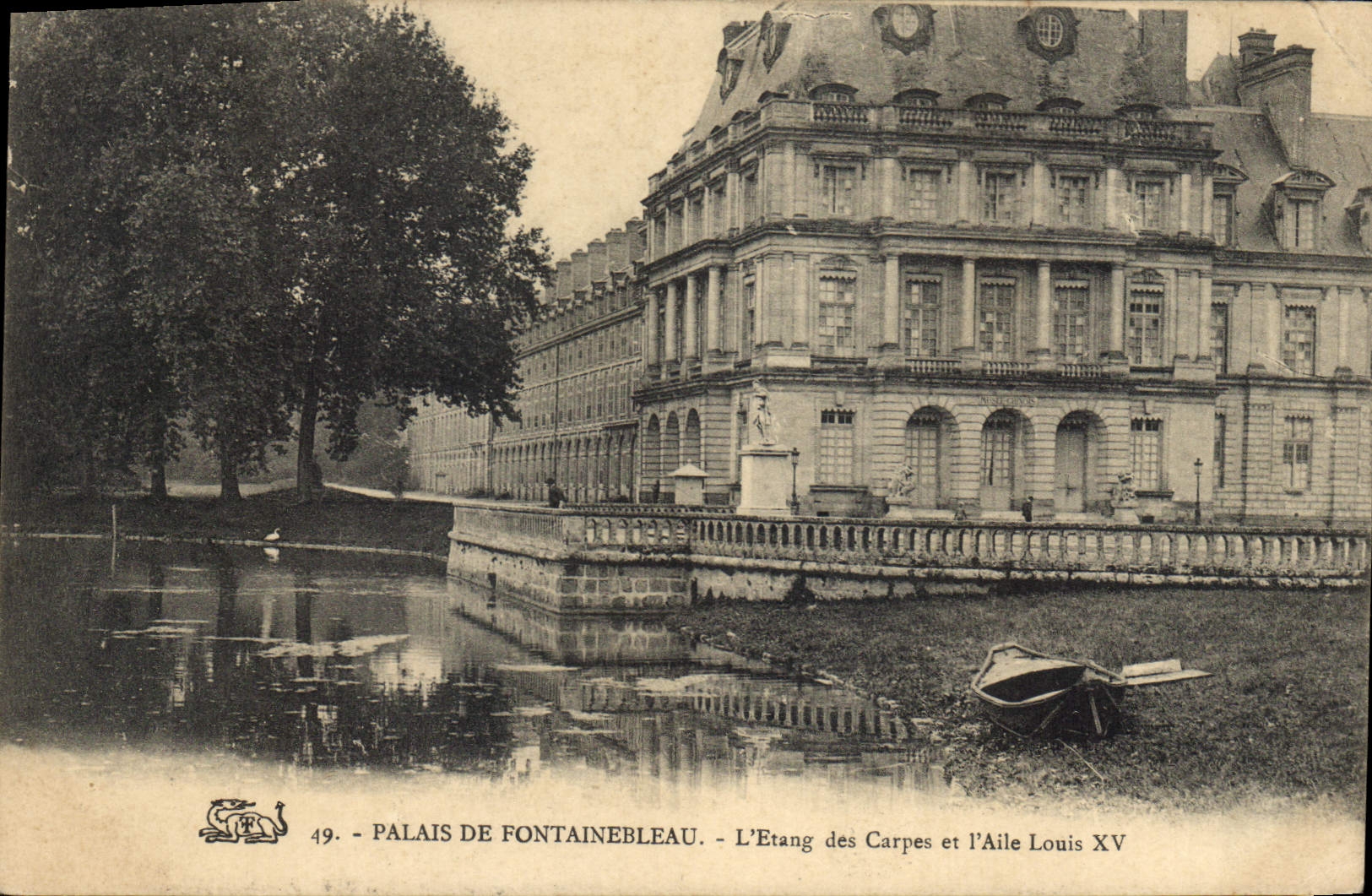CPA Palais de Fontainebleau L'Etang des Carpes et l'Aile Louis XV 