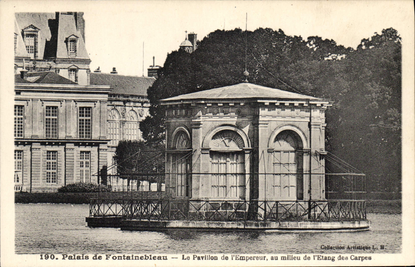 CPA Palais de Fontainebleau Le Pavillon de l'Empereur au milleu de l'Etang des Carpes 