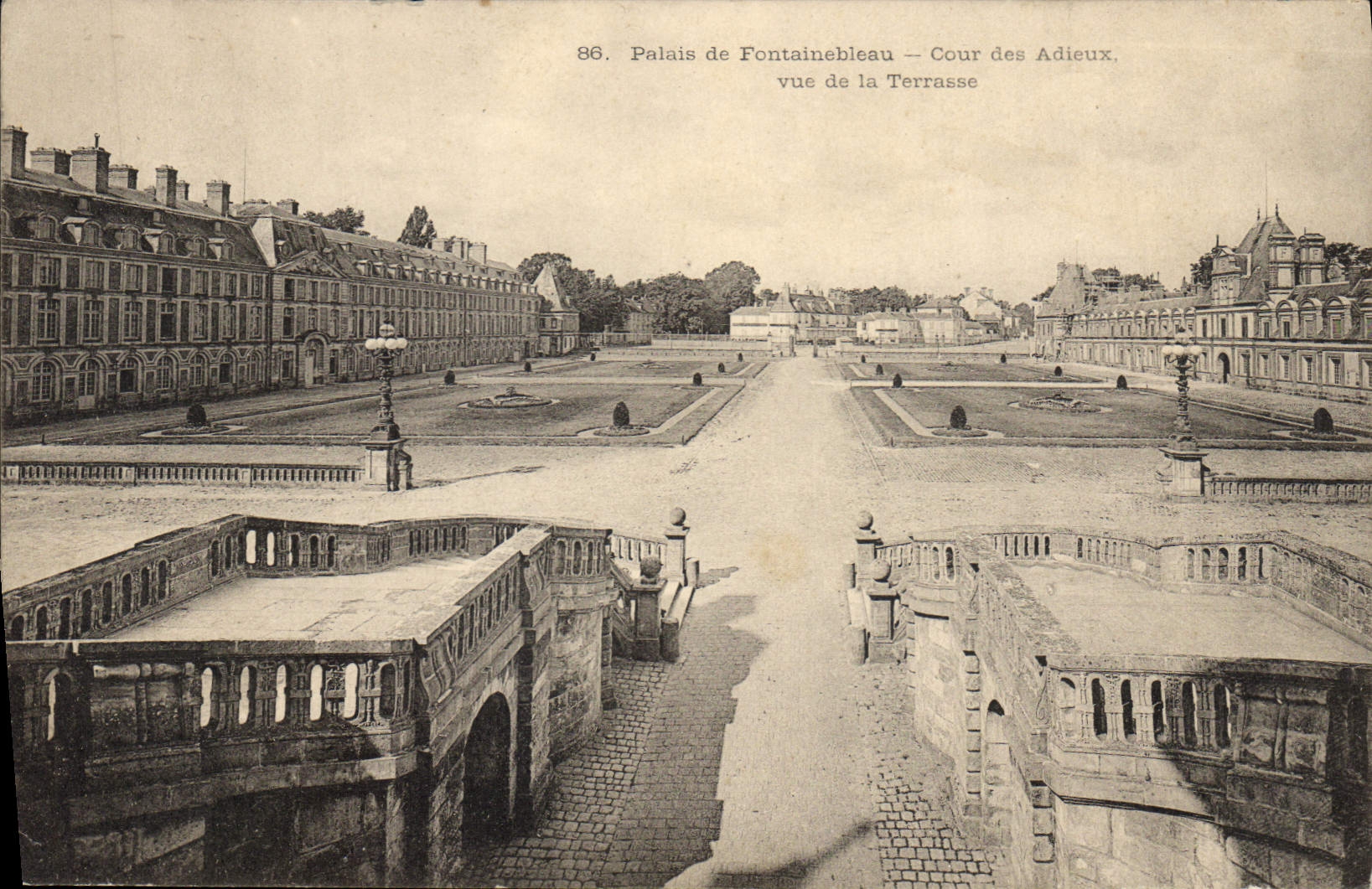 CPA Palais de Fontainebleau Cour des Adieux vue de la Terrasse