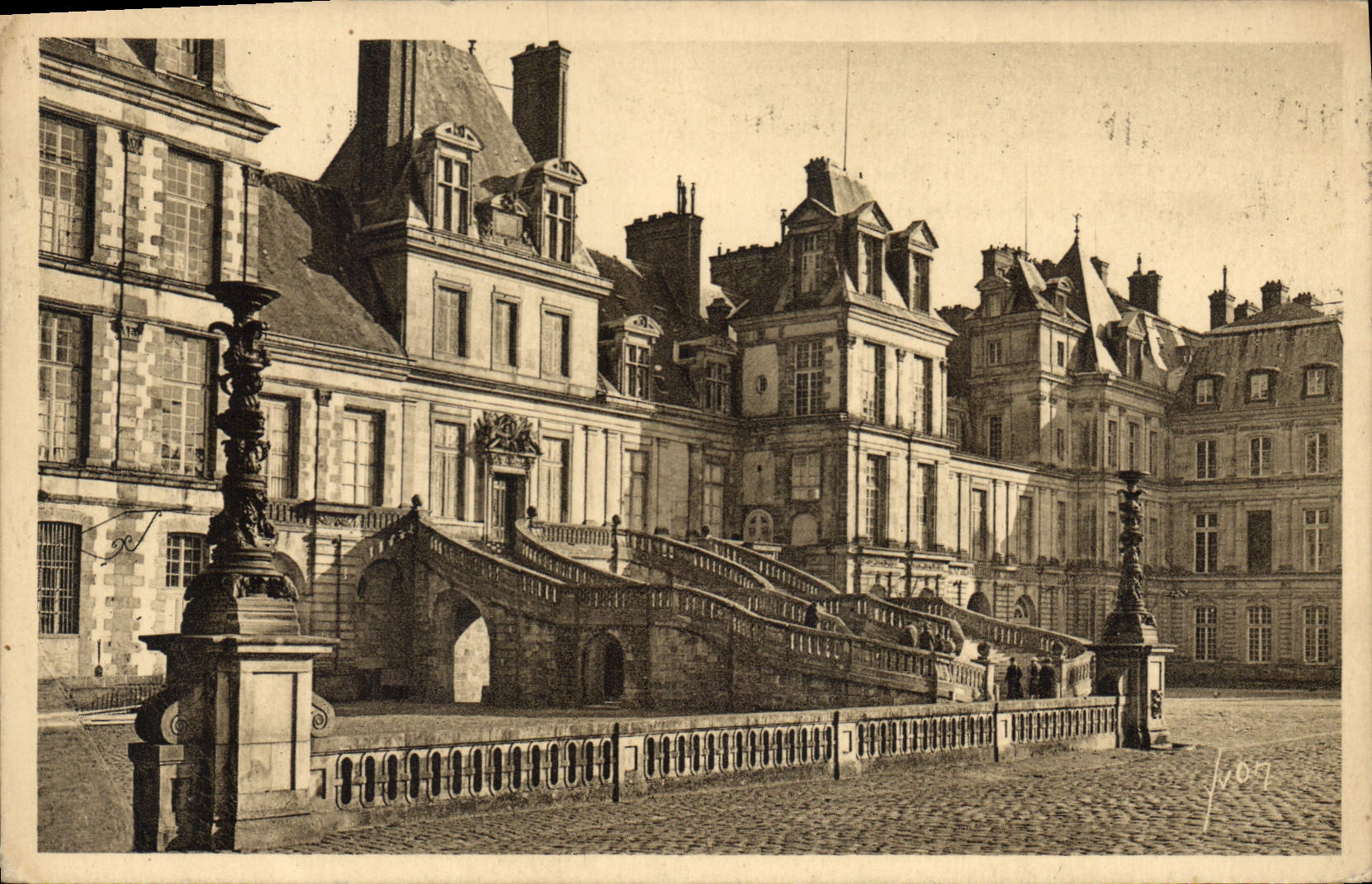 CPA Fontainebleau S et M Le Plais Facade sur le Cour des Adieux 