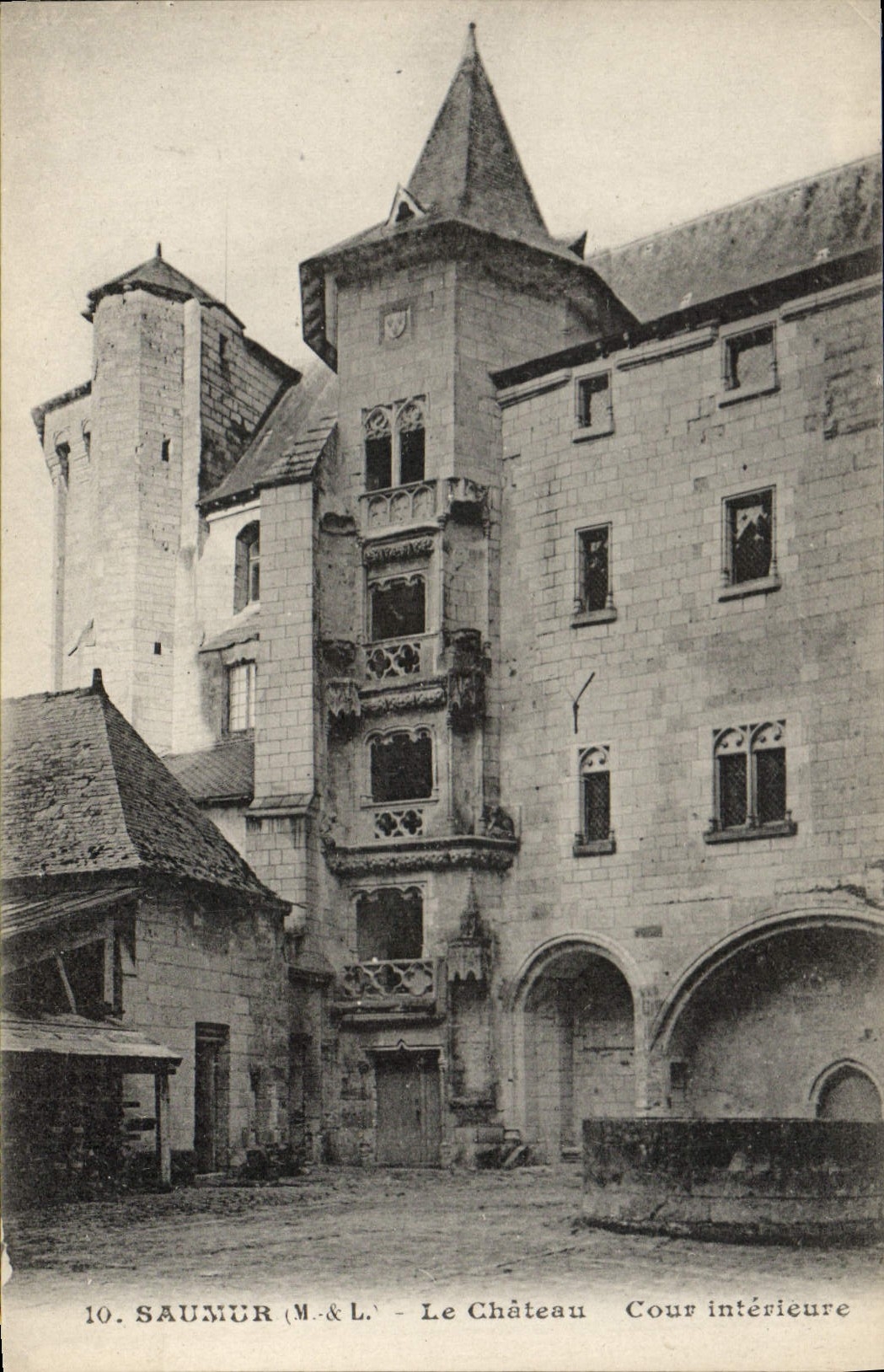CPA Saumur M et L Le Chateu Cour interieure