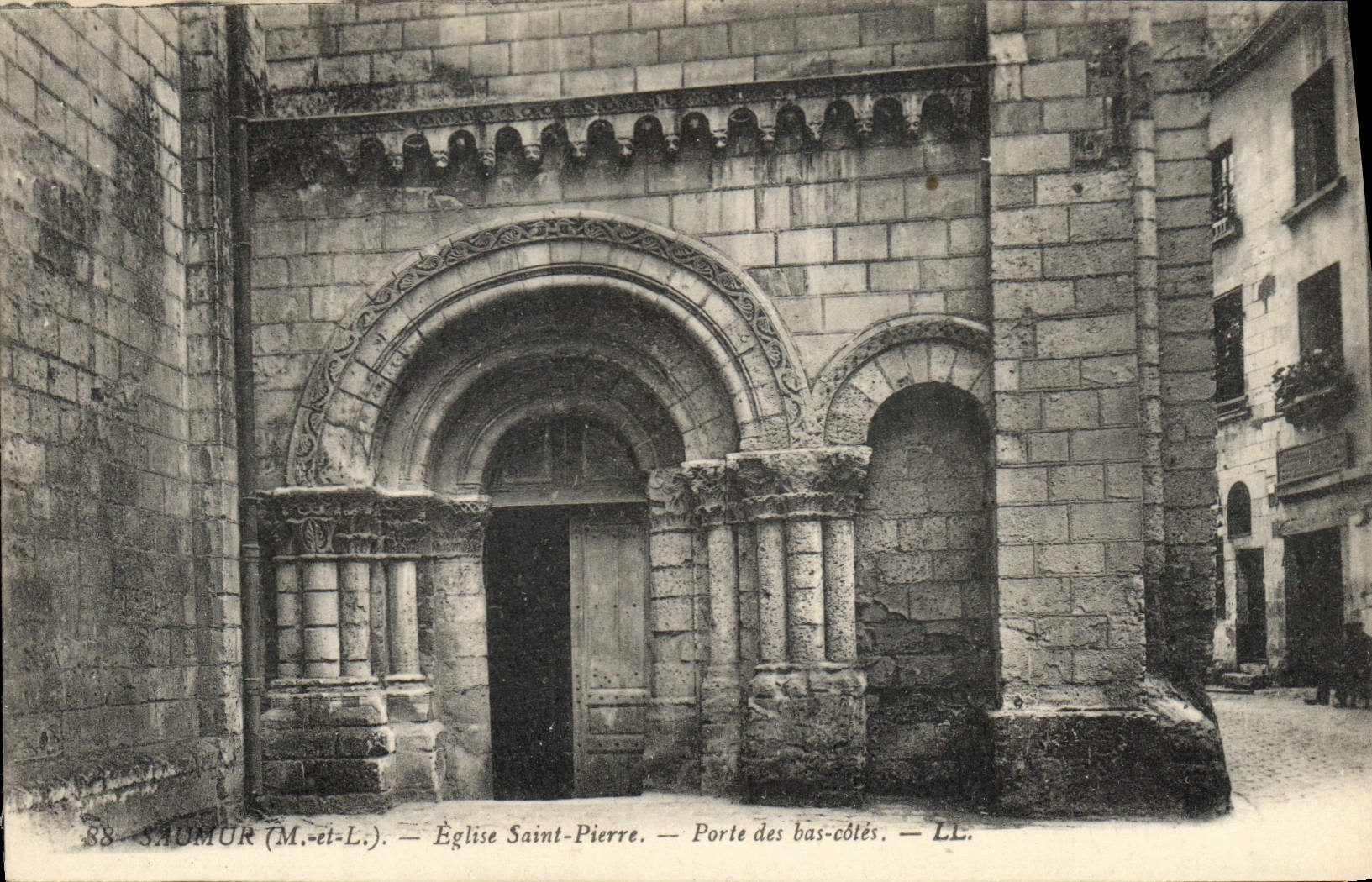 CPA Saumer M et L Eglise Saint Pierre Porte des Bas cotes