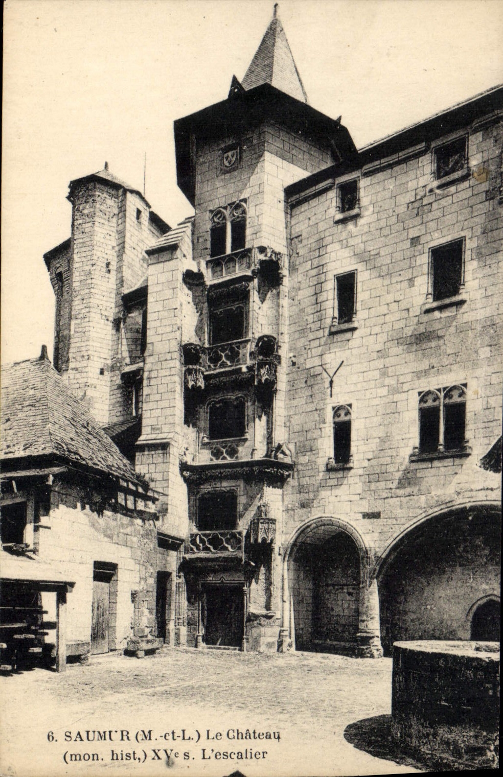 CPA Saumur M et L Le Chateau L'Escalier 