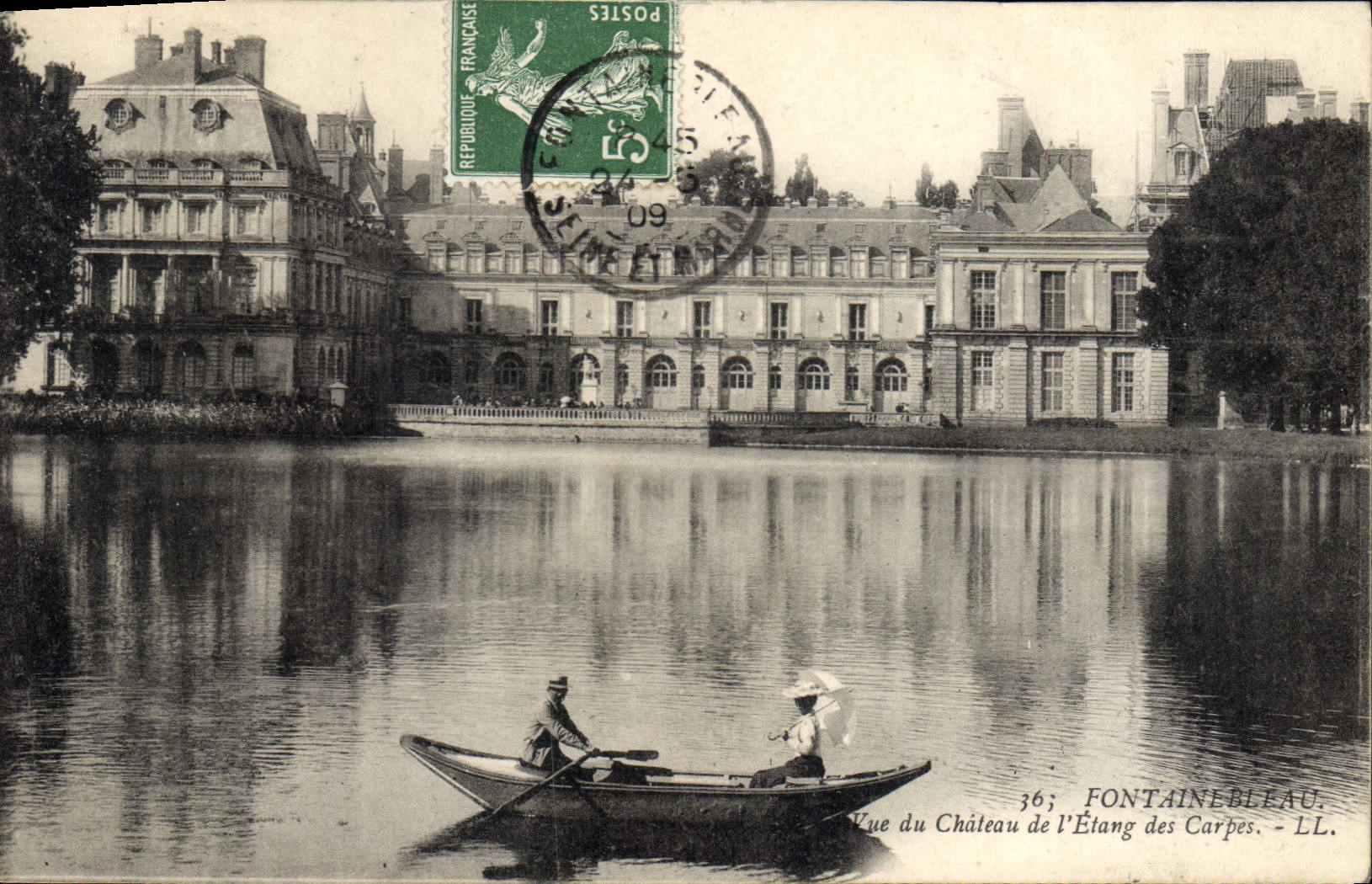 CPA Fontainebleau Vue du Chateau de l'Etang des Carpes 