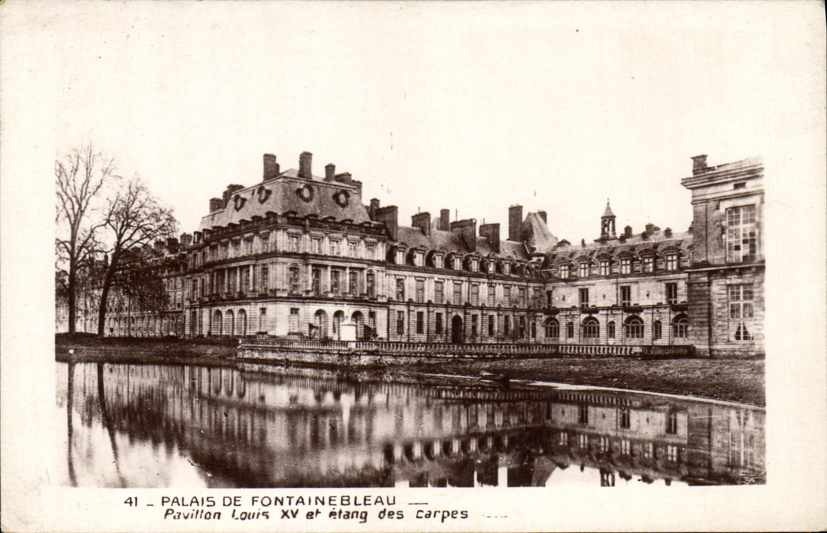 CPA Palais de Fontainebleau Pavillon Louis XV et etang des carpes