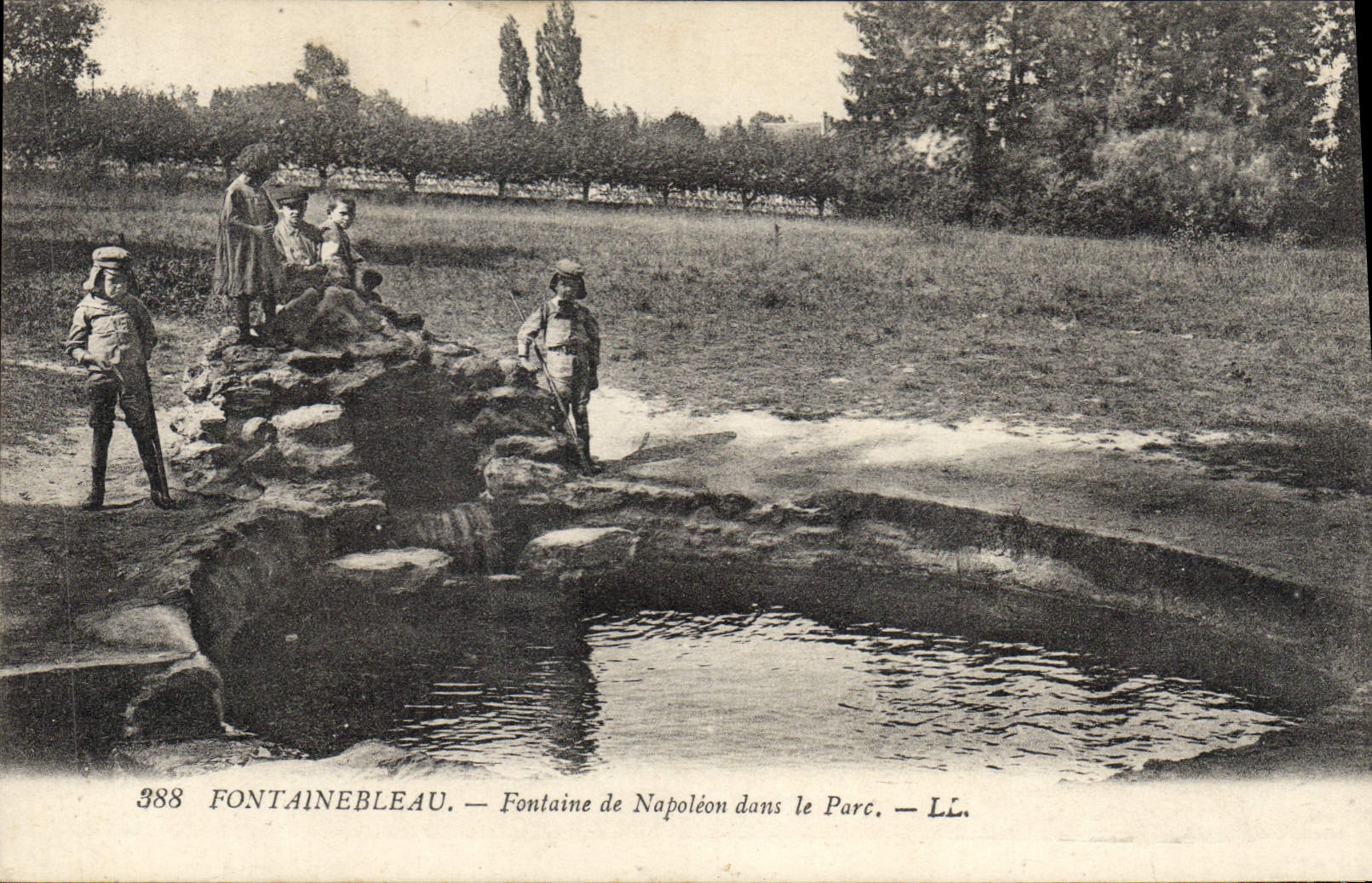 CPA Fontainebleau Fontaine de Napoleon le Parc Enfants