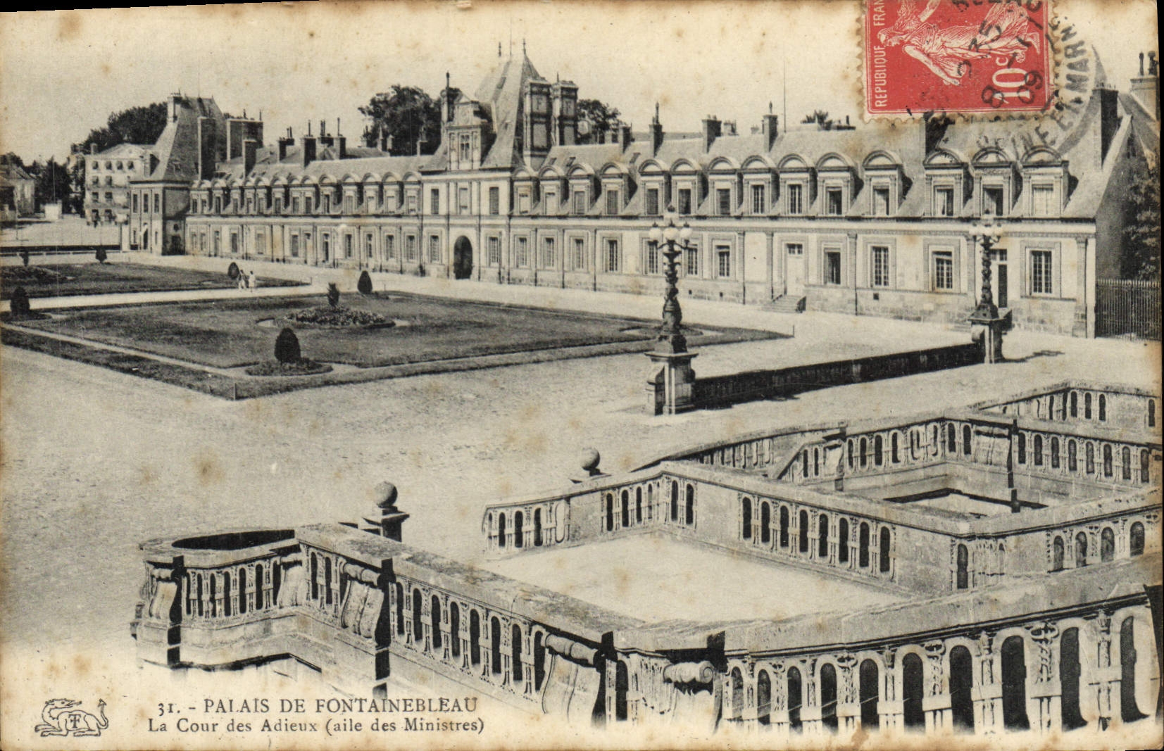 CPA Palais de Fontainebleau La Cour des Adieux Aile des Ministres 