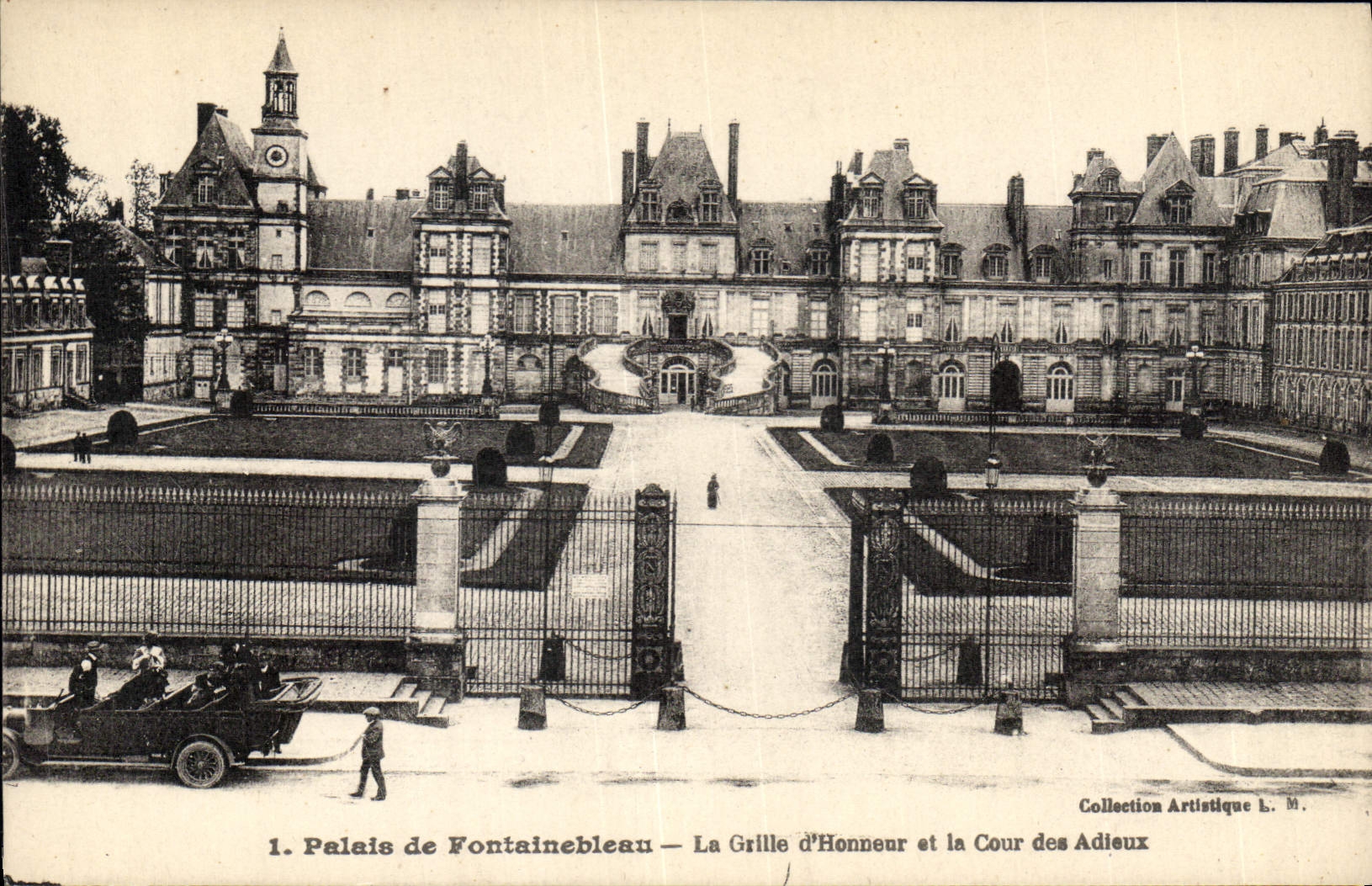 CPA Palais de Fontainebleau La Grille d'Honneur et la Cour des Adieux