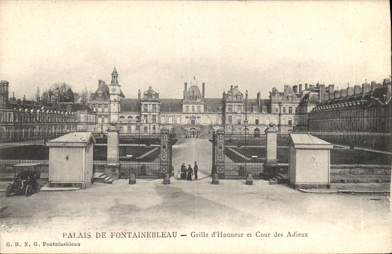 CPA Palais de Fontainebleau Grille d'Honneur et Cour des Adieux 