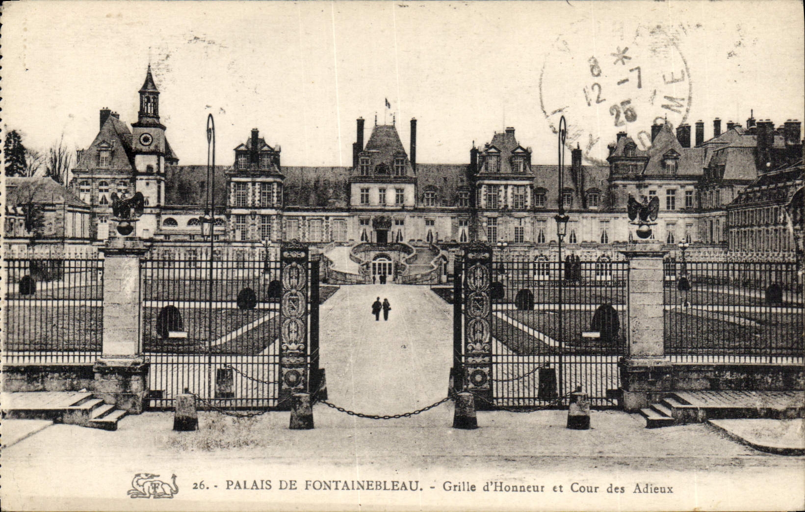 CPA Palais de Fontainebleau Grille d'Honneur et Cour des Adieux 