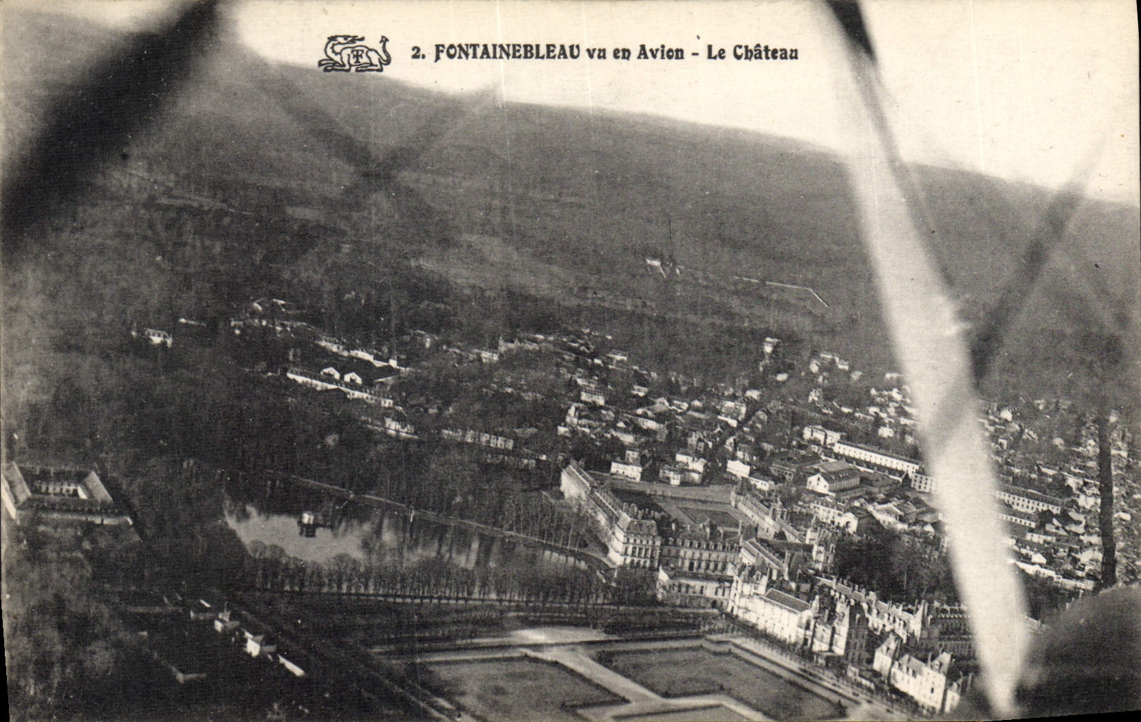 CPA Fontainebleau vu en Avion Le Chateau