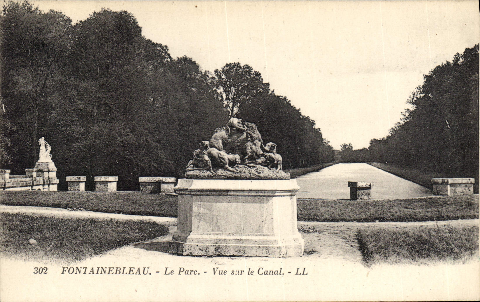 CPA Fontainebleau Le Parc Vue sur le Canal