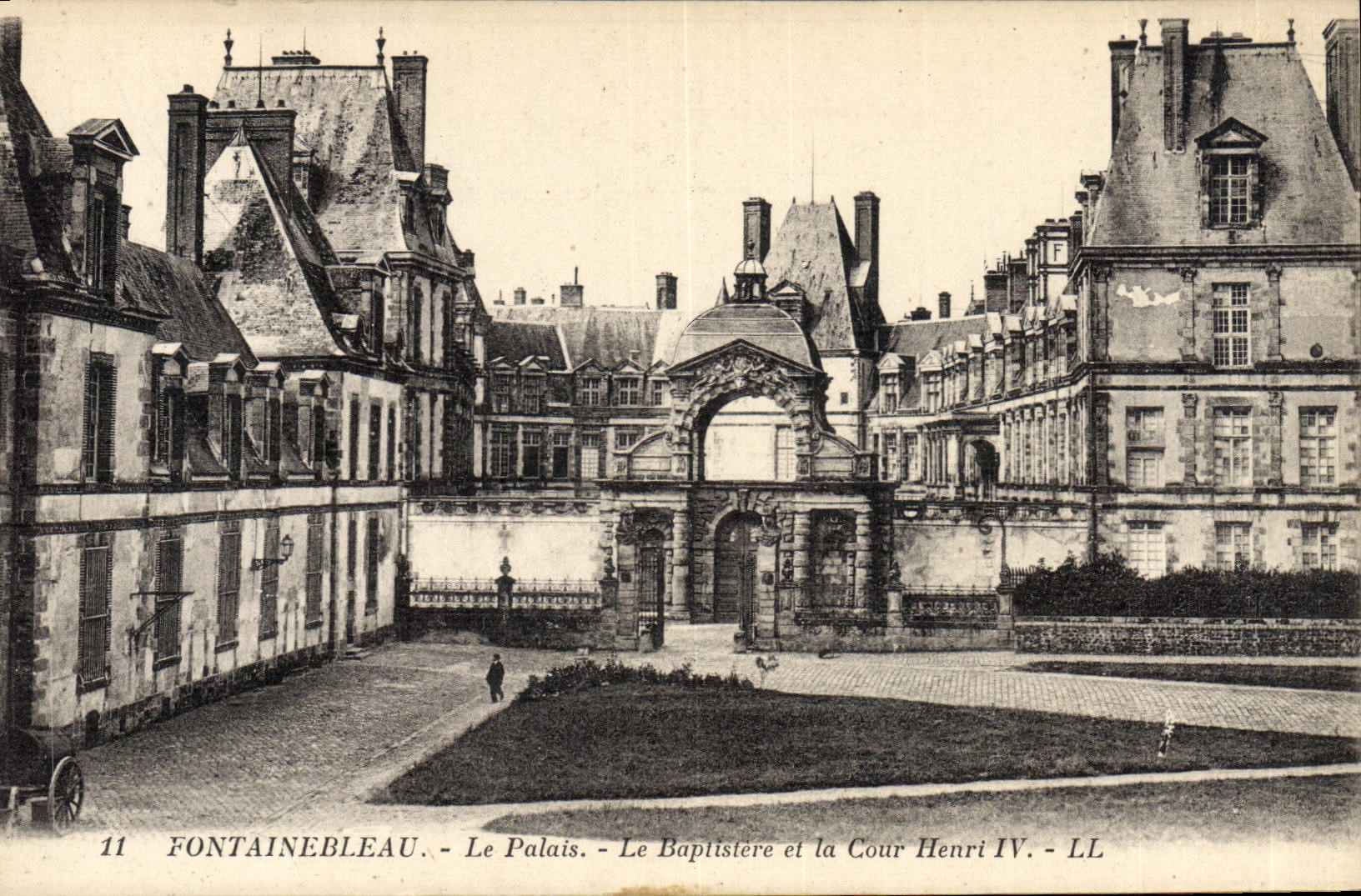 CPA Fontainebleau  Le Palais Le Baptistere et la Cour Henri IV 