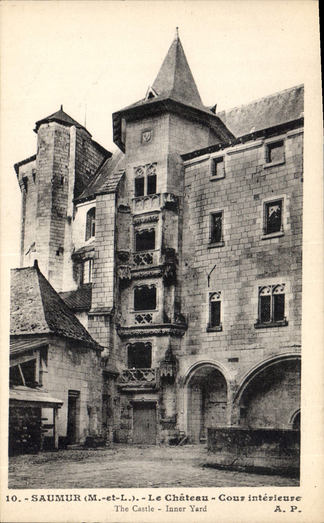 CPA Saumur Maine et Loire Le Chateau Cour interieure 