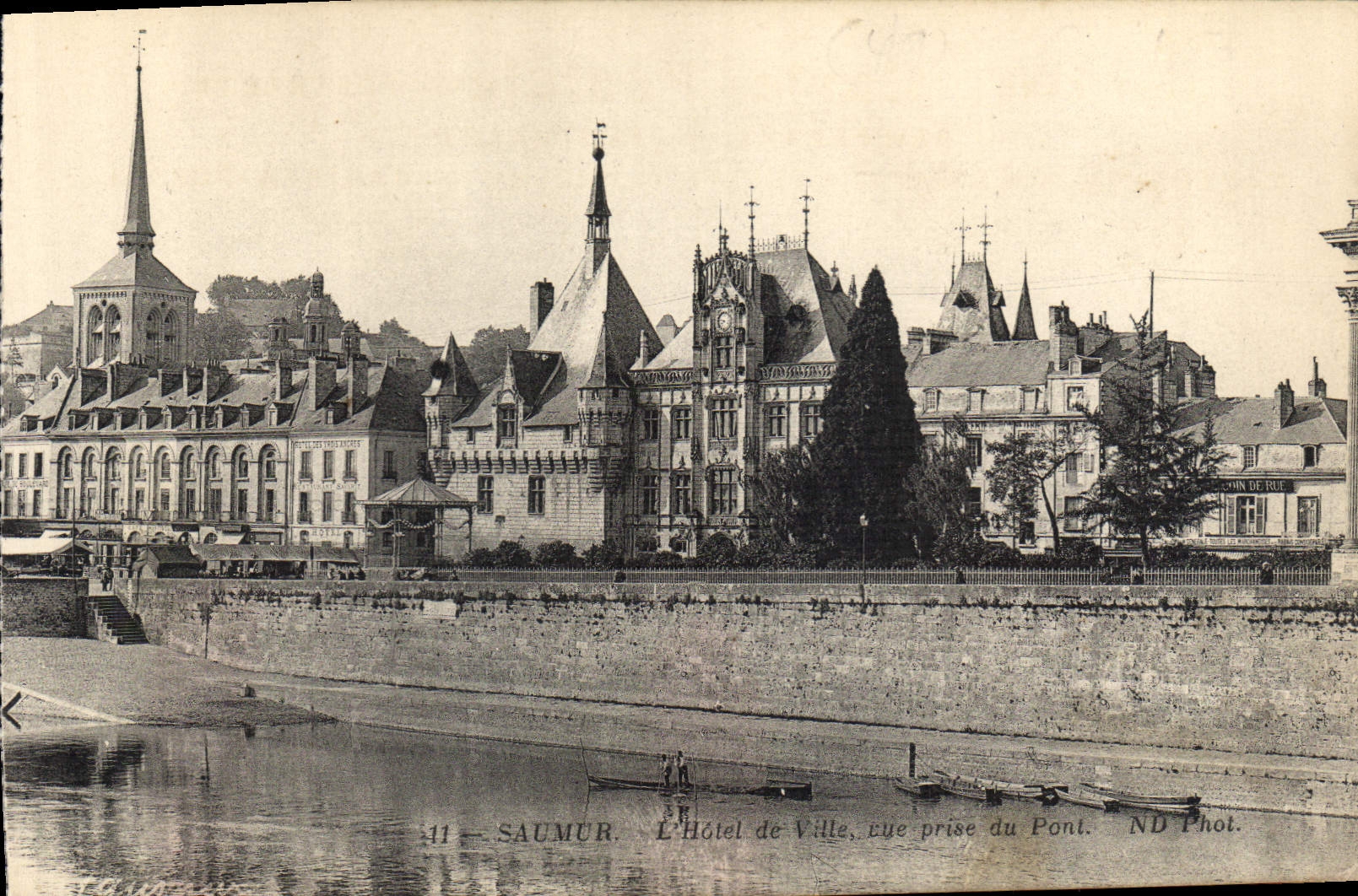 CPA Saumur L'Hotel de Ville vue prise du Pont