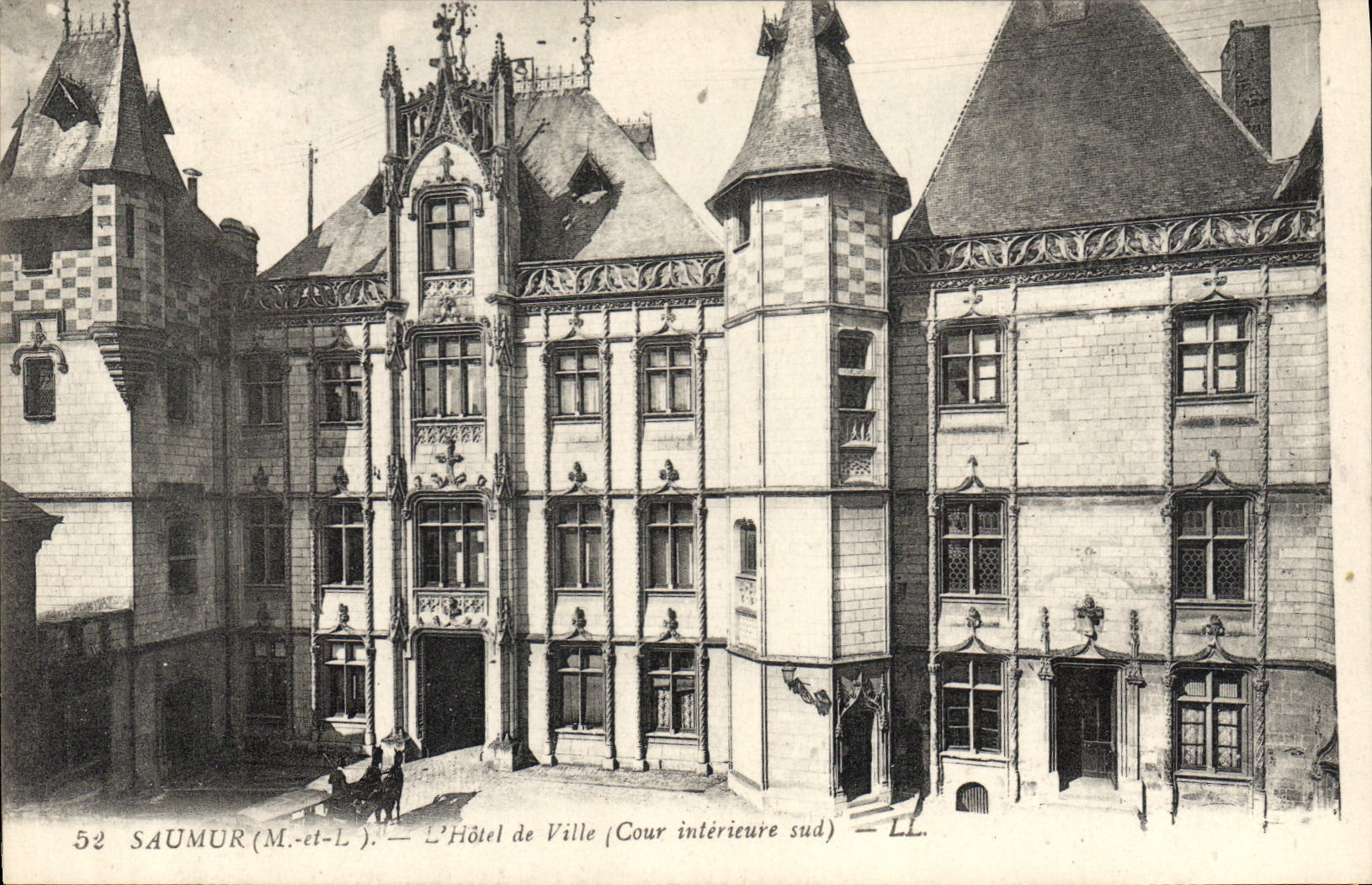 CPA Saumur Maine et Loire L'Hotel de Ville Cour interieure