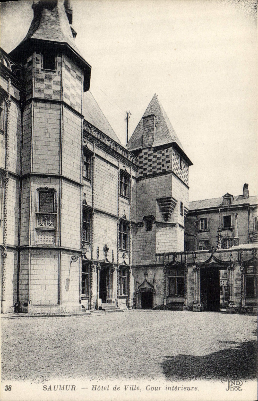 CPA Saumur Hotel de Ville Cour interieure