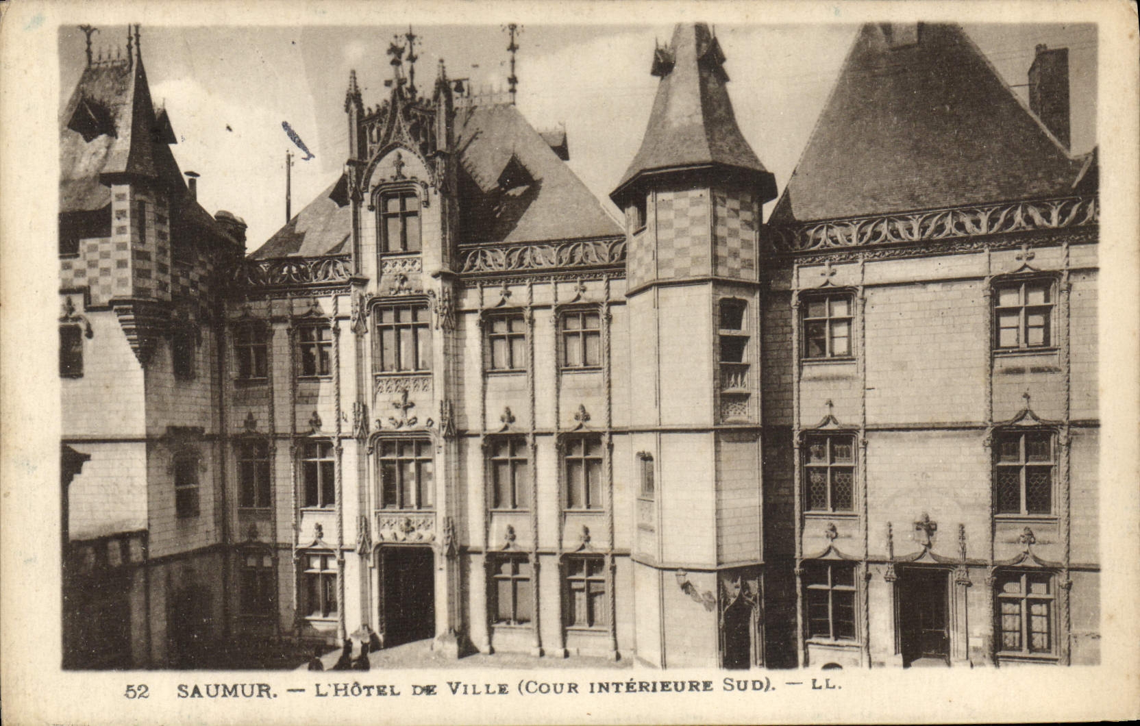 CPA Saumur L'Hotel de Ville Cour Interieure Sud