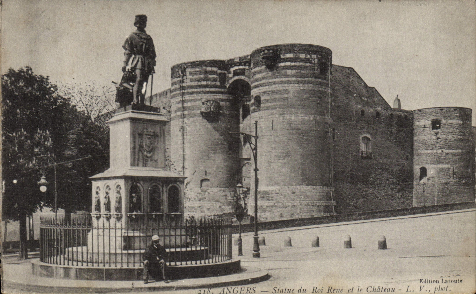 CPA Angers Statue du Roi Rene et Le Chateau