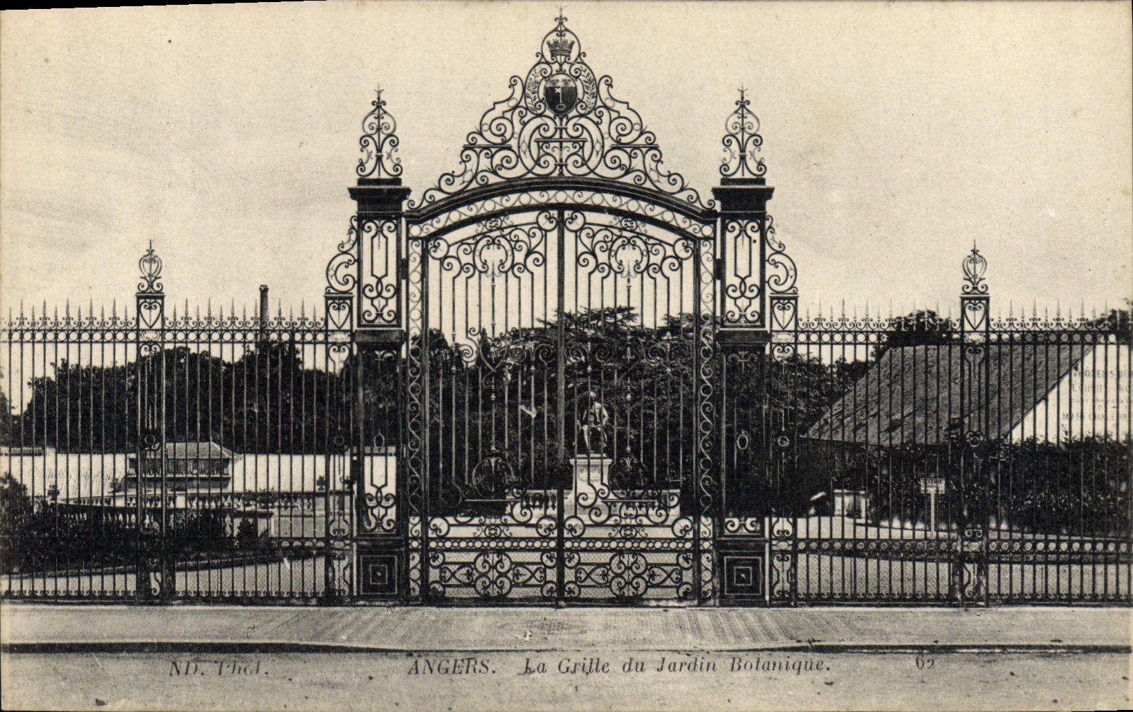 CPA Angers La Grille du Jardin Botanique