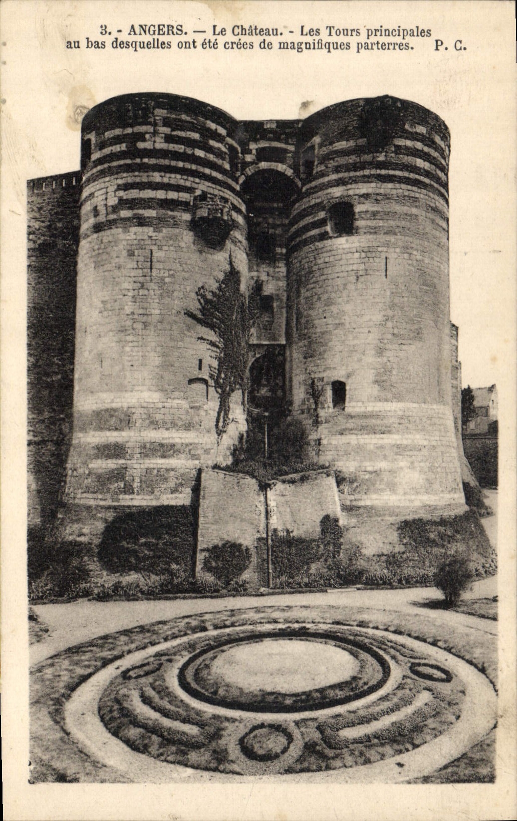 CPA Angers Le Chateau Les Tours Principales au bas desquelles ont ete crees de magnifiques parterres