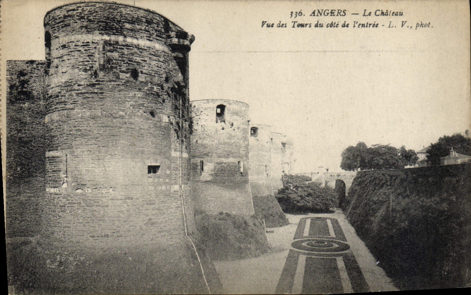 CPA Angers Le Chateau Vue des Tours du Cote de l'Entree