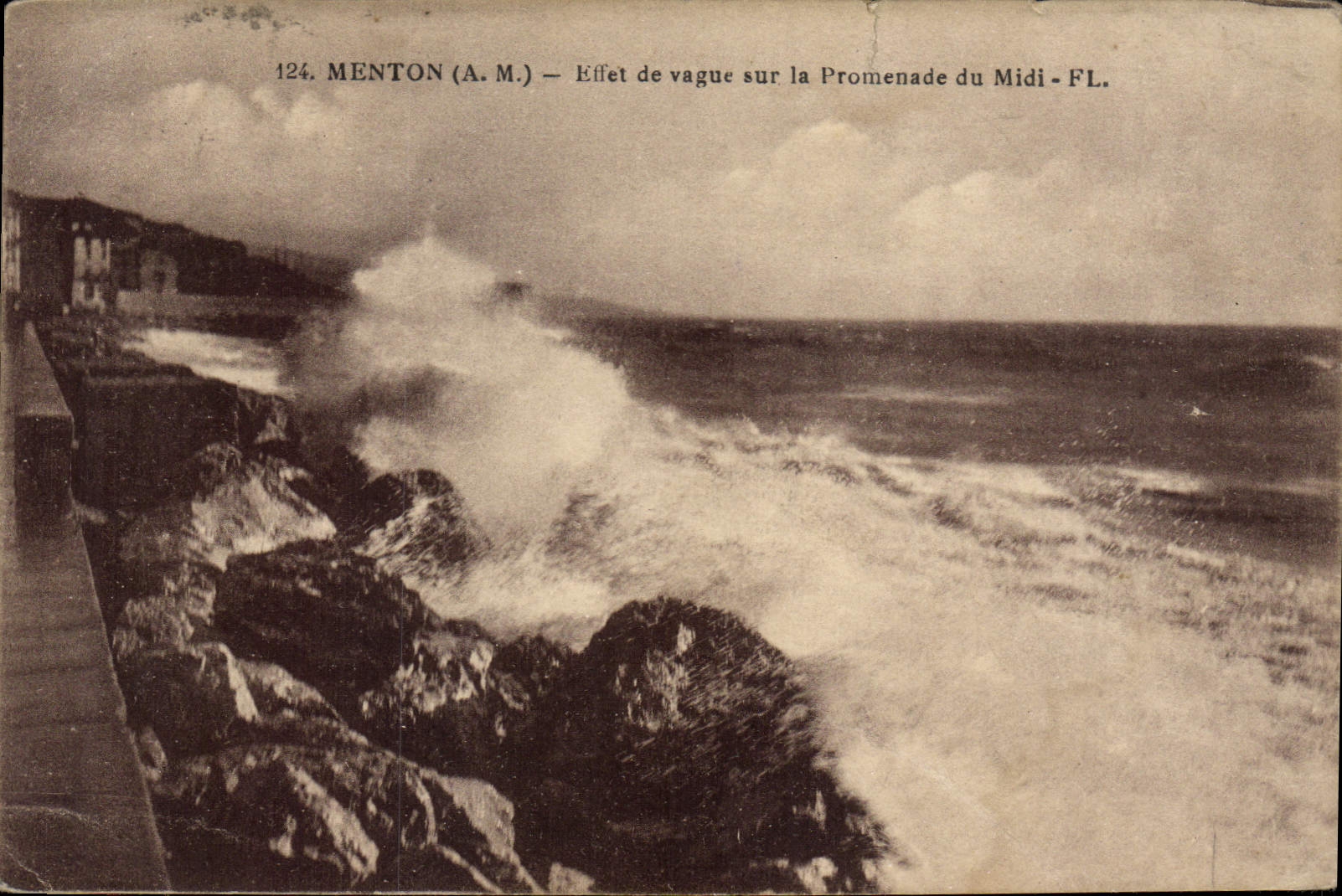 CPA Menton A M Effet de Vague sur la Promenade du Midi