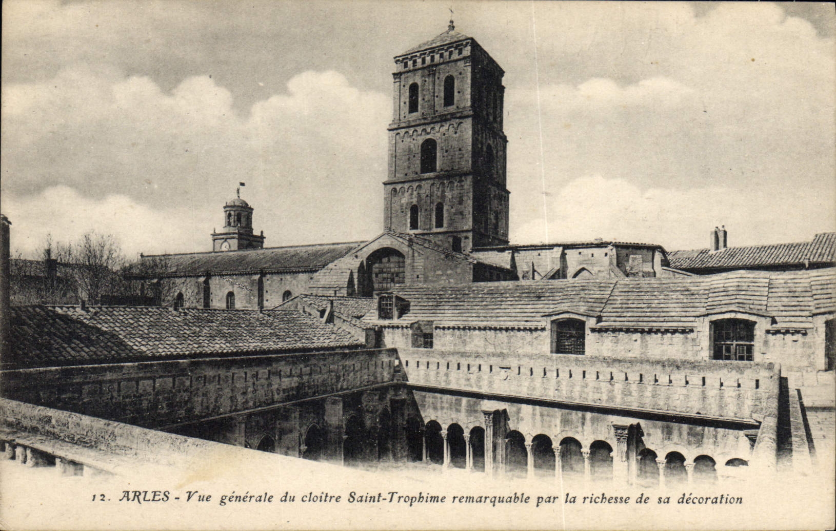 CPA Arles Vue generale du cloitre Saint Trophime remarquable par la richesse de la decoration