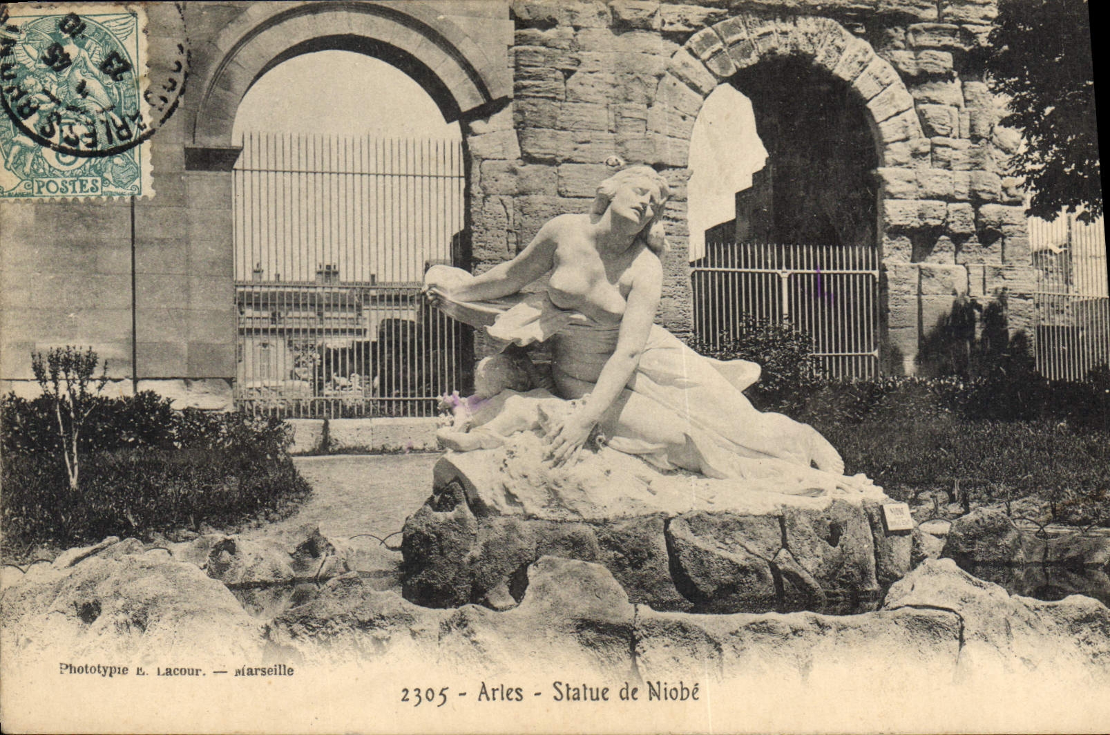 CPA Arles Statue de Niobe 