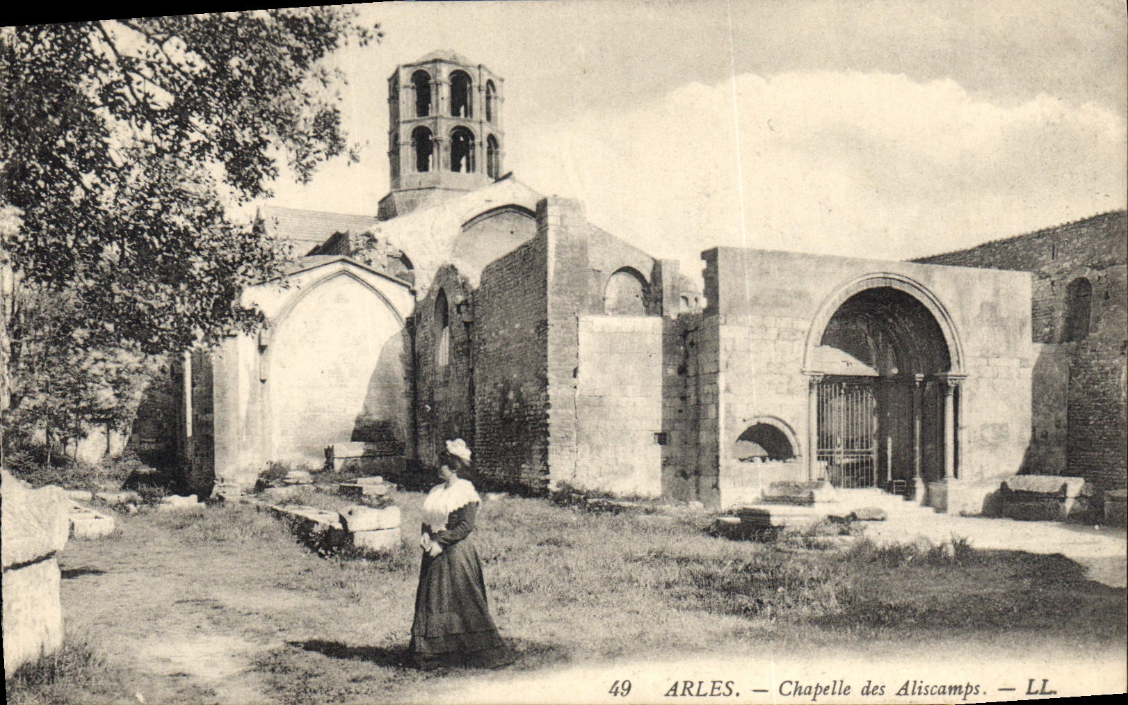 CPA Arles Chapelle des Aliscamps 