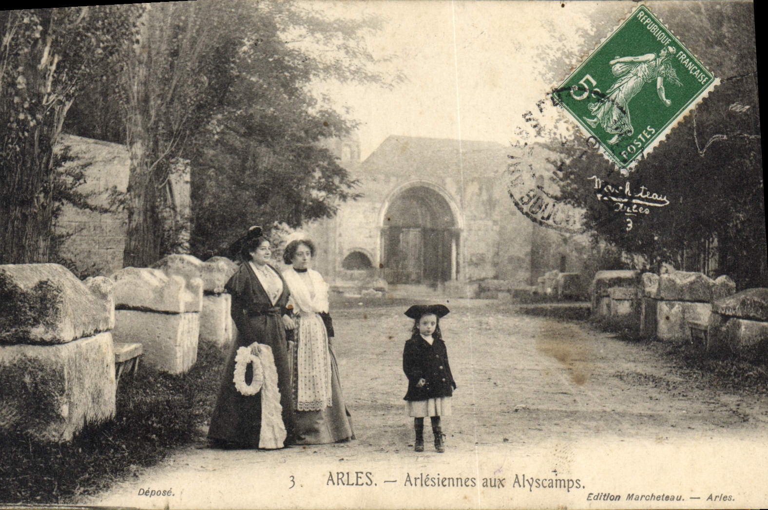 CPA Arles Arlesiennes aux Alyscamps 