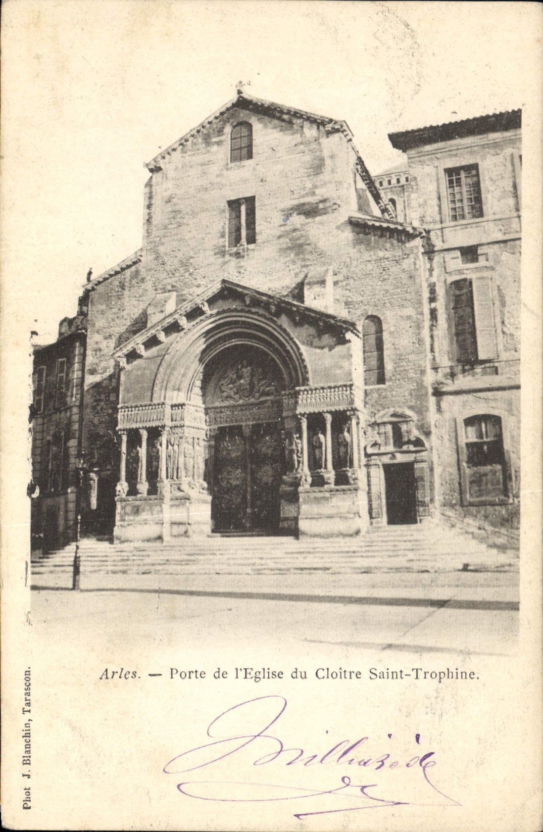 CPA Arles Porte de l'Eglise de Cloitre Saint Trophine