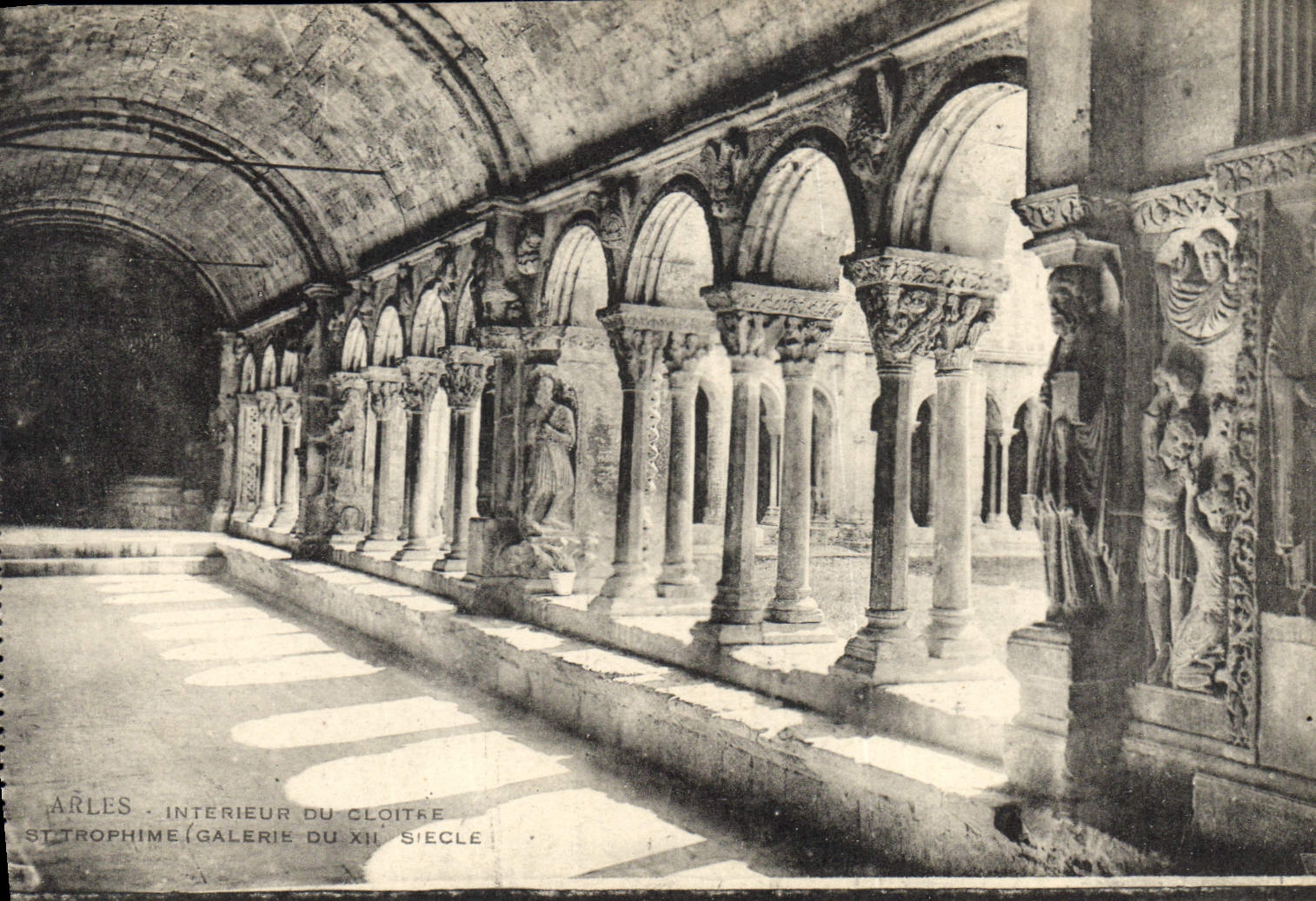 CPA Arles Interieur du Cloitre Trophime 