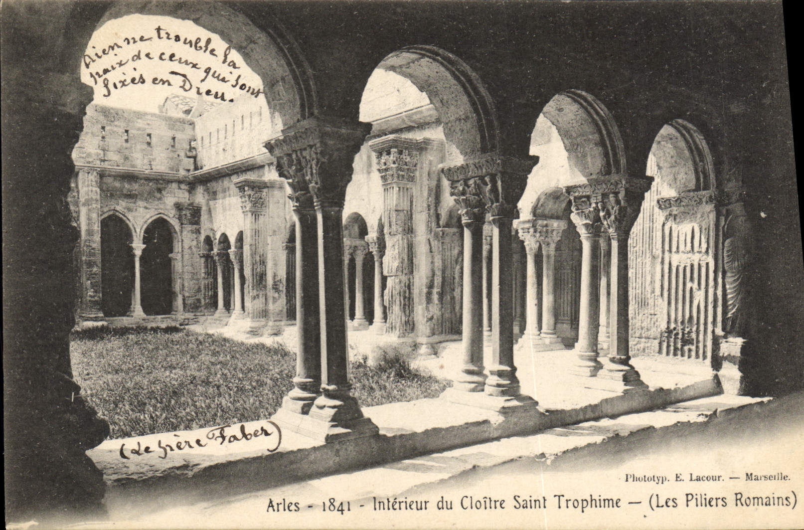 CPA Arles Interieur du Cloitre Saint Trophime Les Piliers Romains
