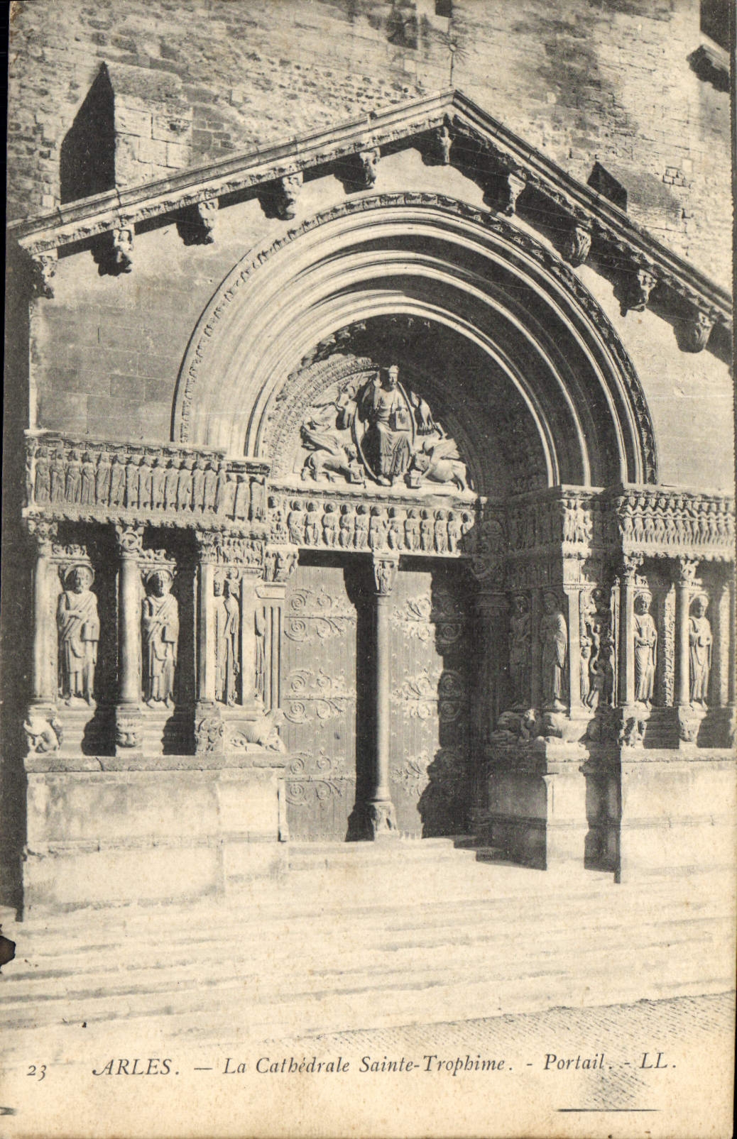 CPA Arles La Cathedrale Sainte Trophime 