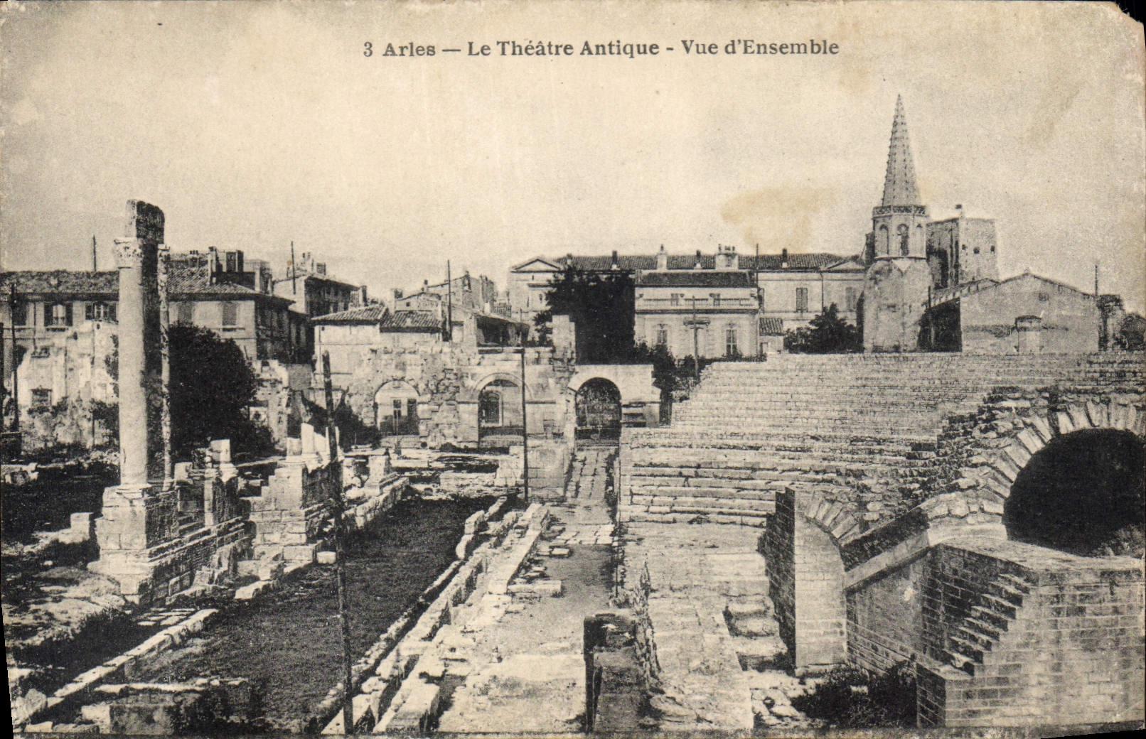 CPA Arles Le Theatre Antique Vue d'Ensemble