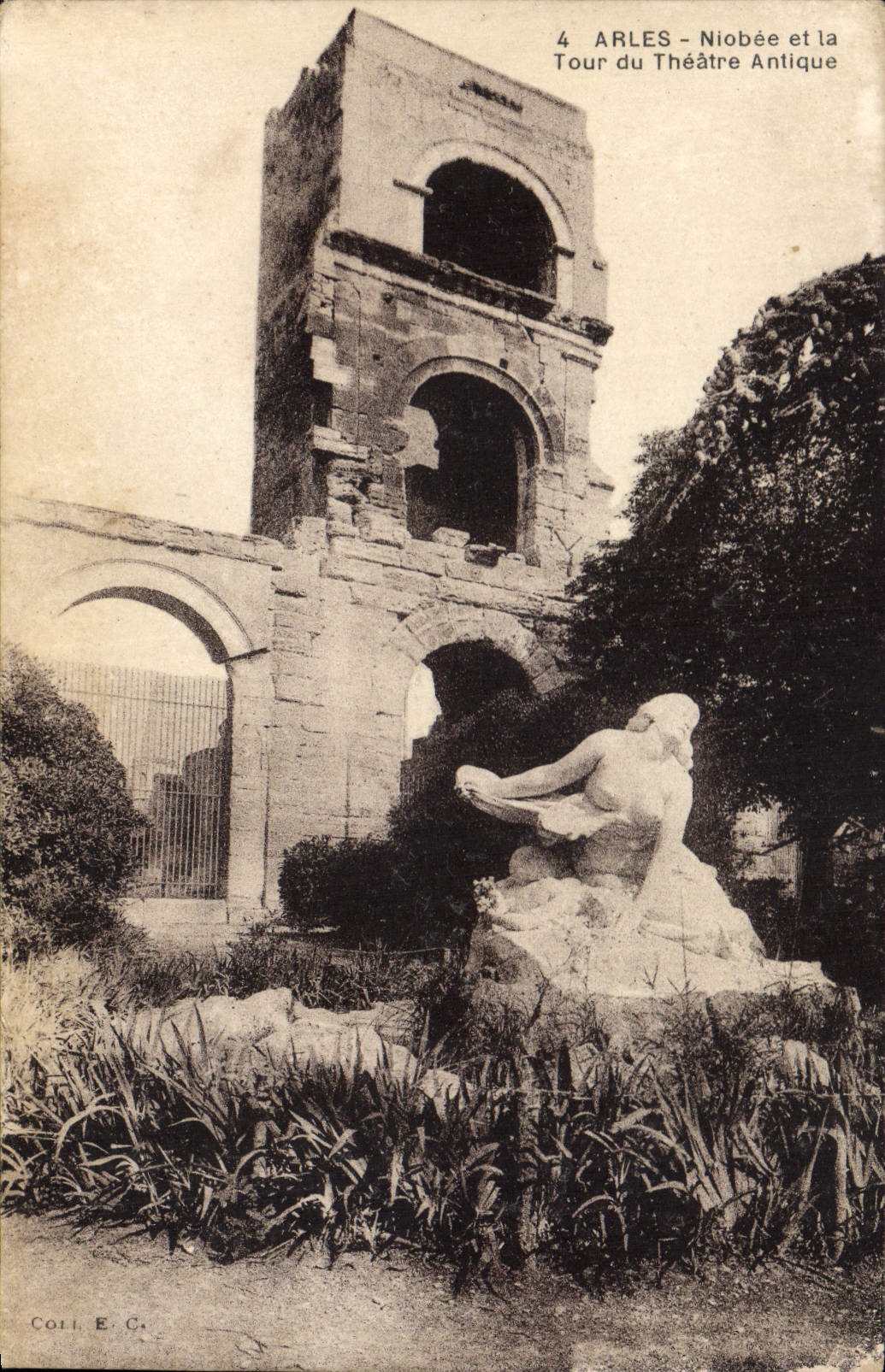 CPA Arles Niobee et la Tour du Theatre Antique