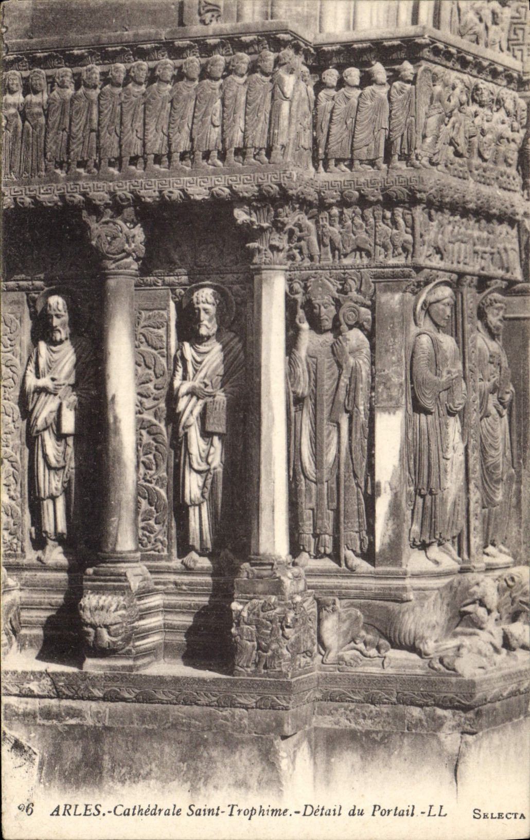 CPA Arles Cathedrale Saint Trophime Detail du Portail