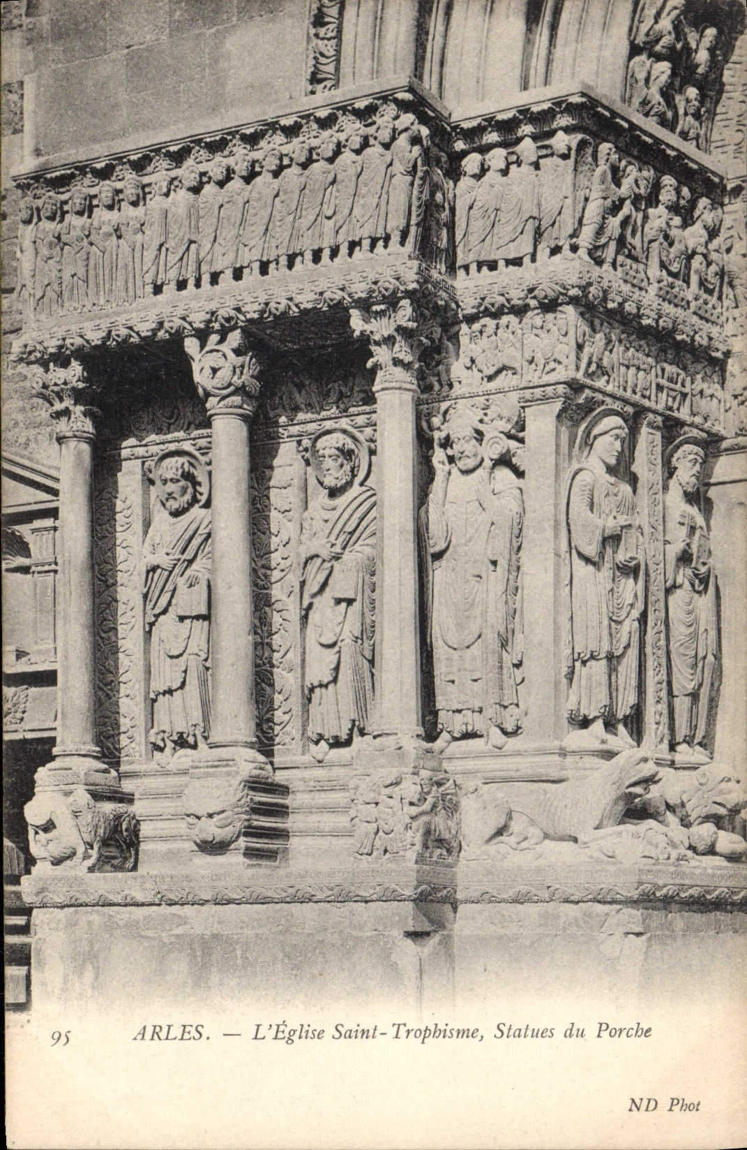 CPA Arles L'Eglise Saint Triomphe Statue du Porche