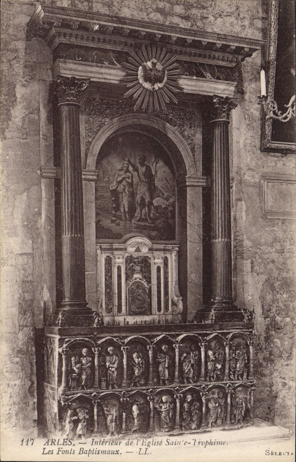 CPA Arles Interieur de l'Eglise Sainte Trophime Les Fonts Baptismaux
