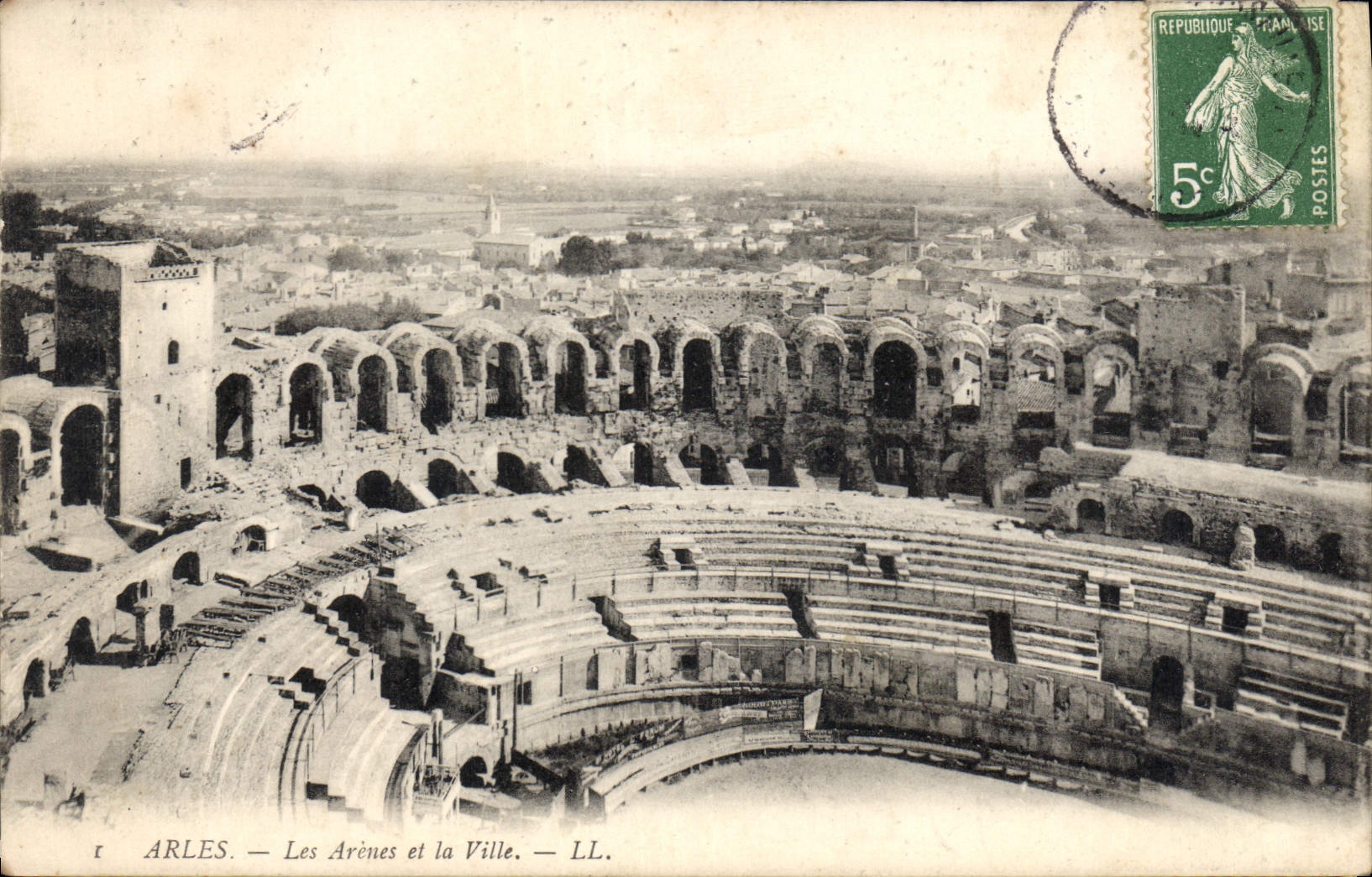 CPA Arles Les Arenes et la Ville 