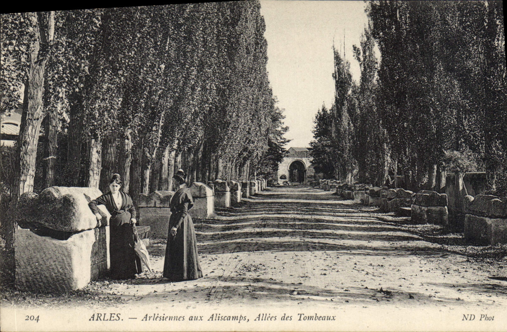 CPA Arles Arlesiennes aux Aliscamps Allees des Tombeaux
